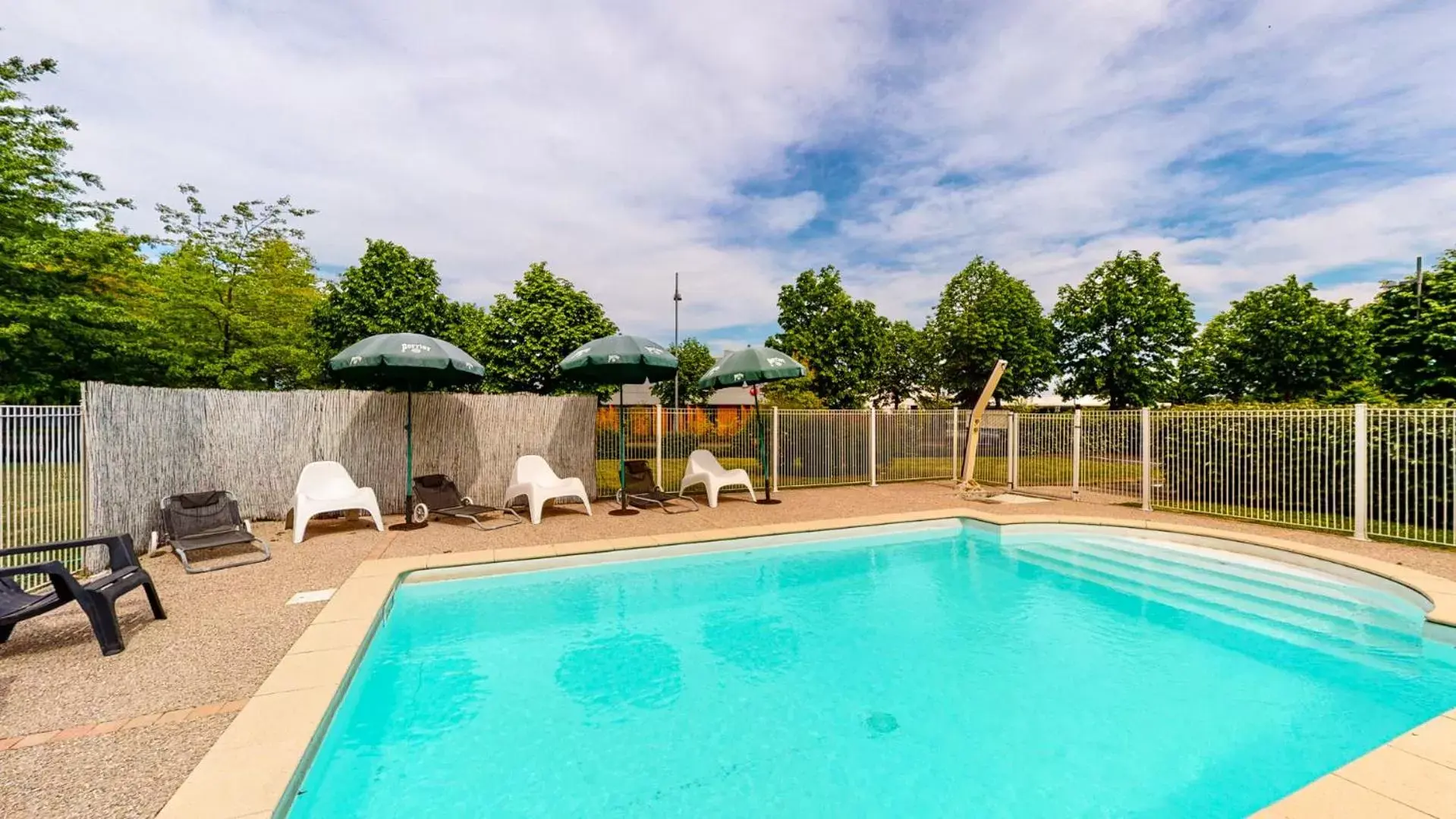 Swimming Pool in L'Auberge Everhotel de Tarbes-Ibos