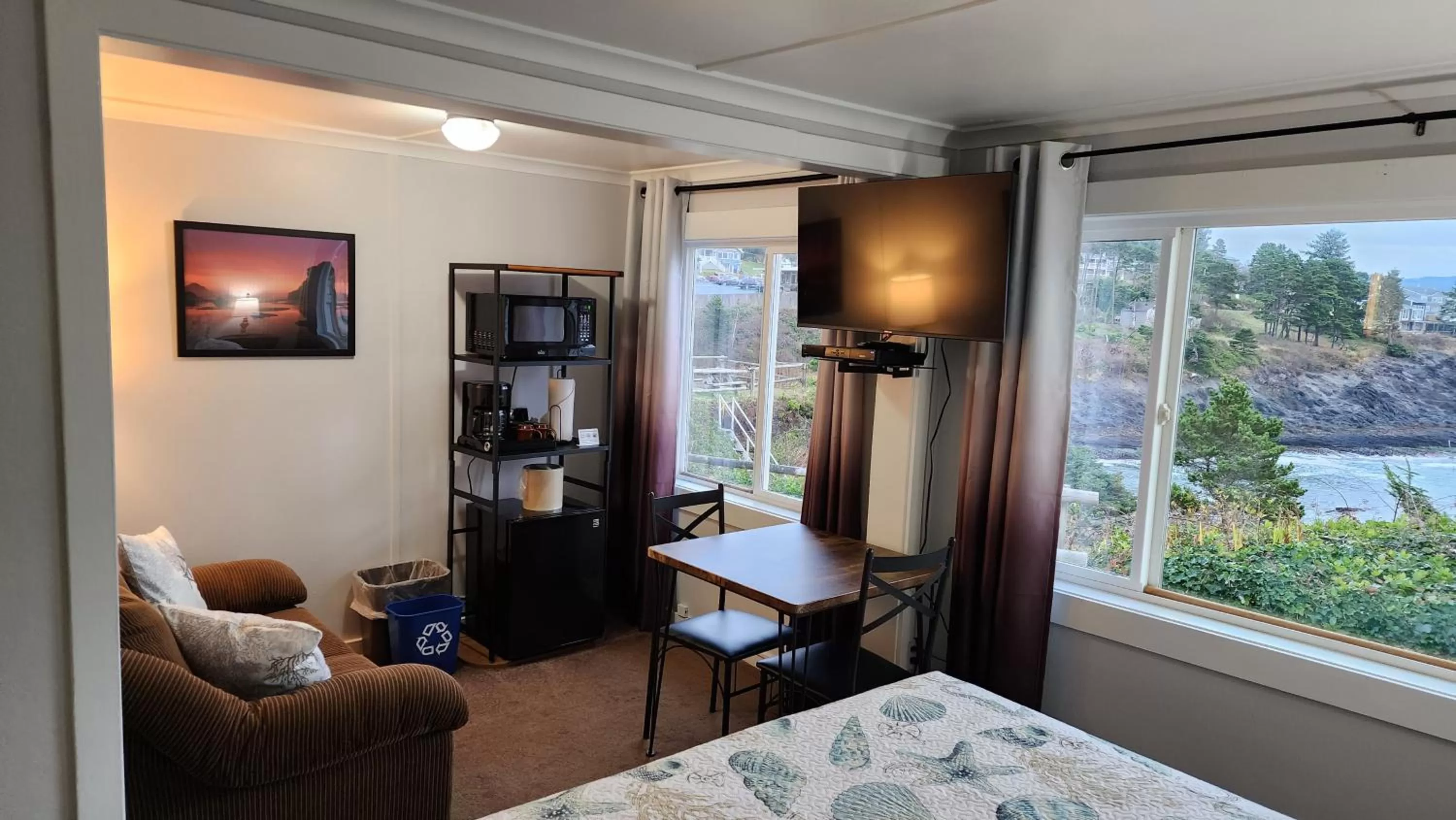 Bed in Inn at Arch Rock