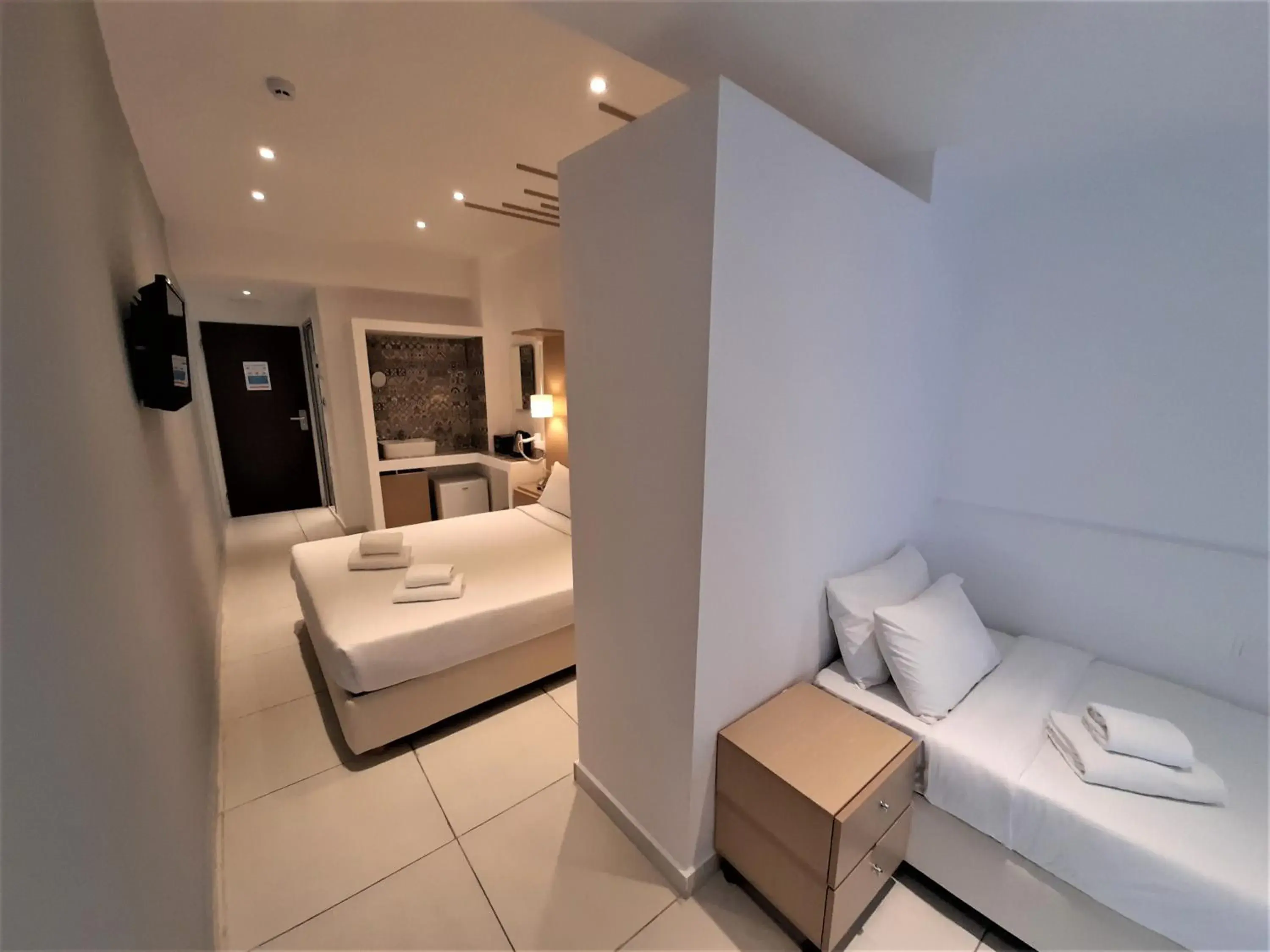Bed, Bathroom in Elite Hotel