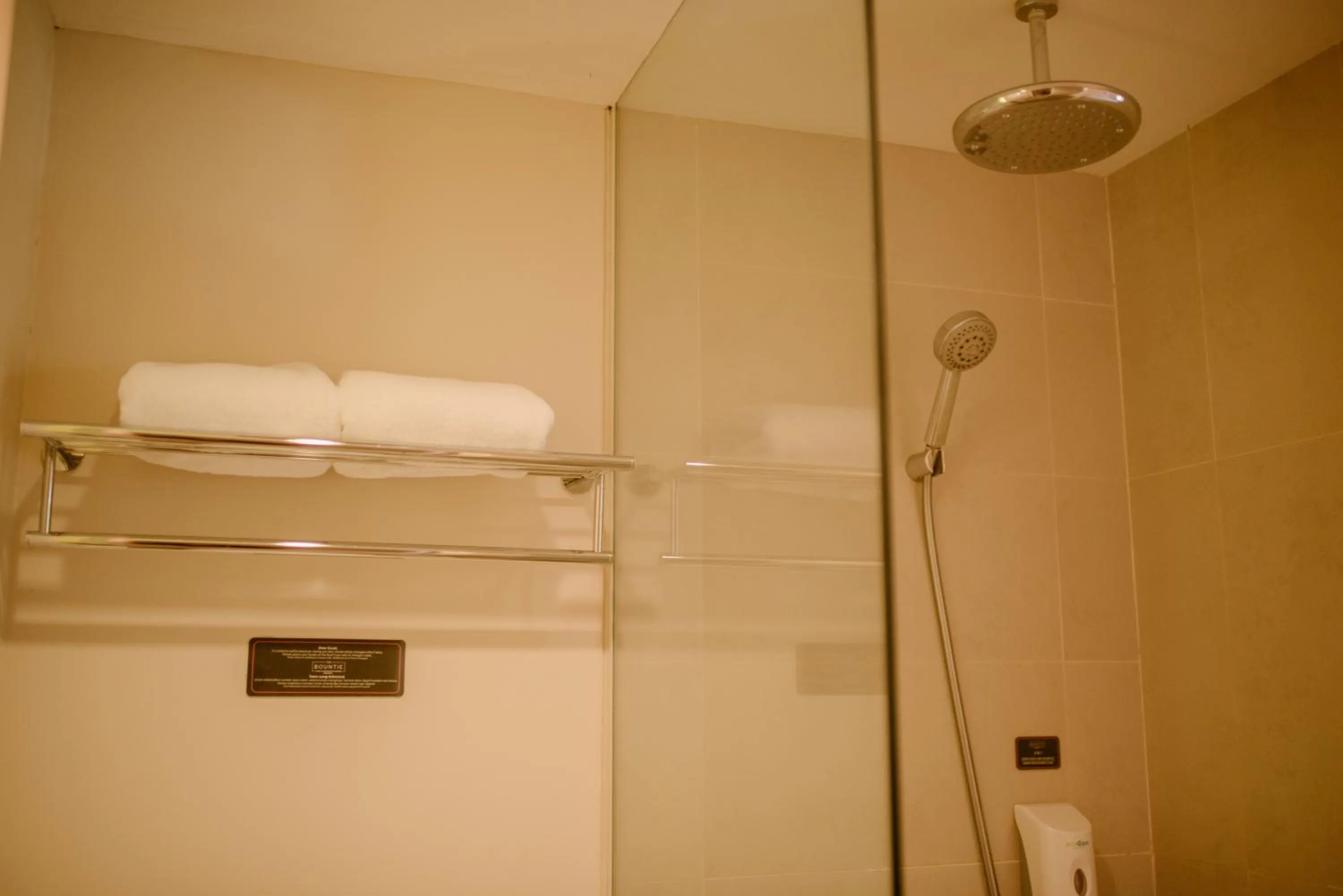 Shower in The Bountie Hotel and Convention Centre Sukabumi