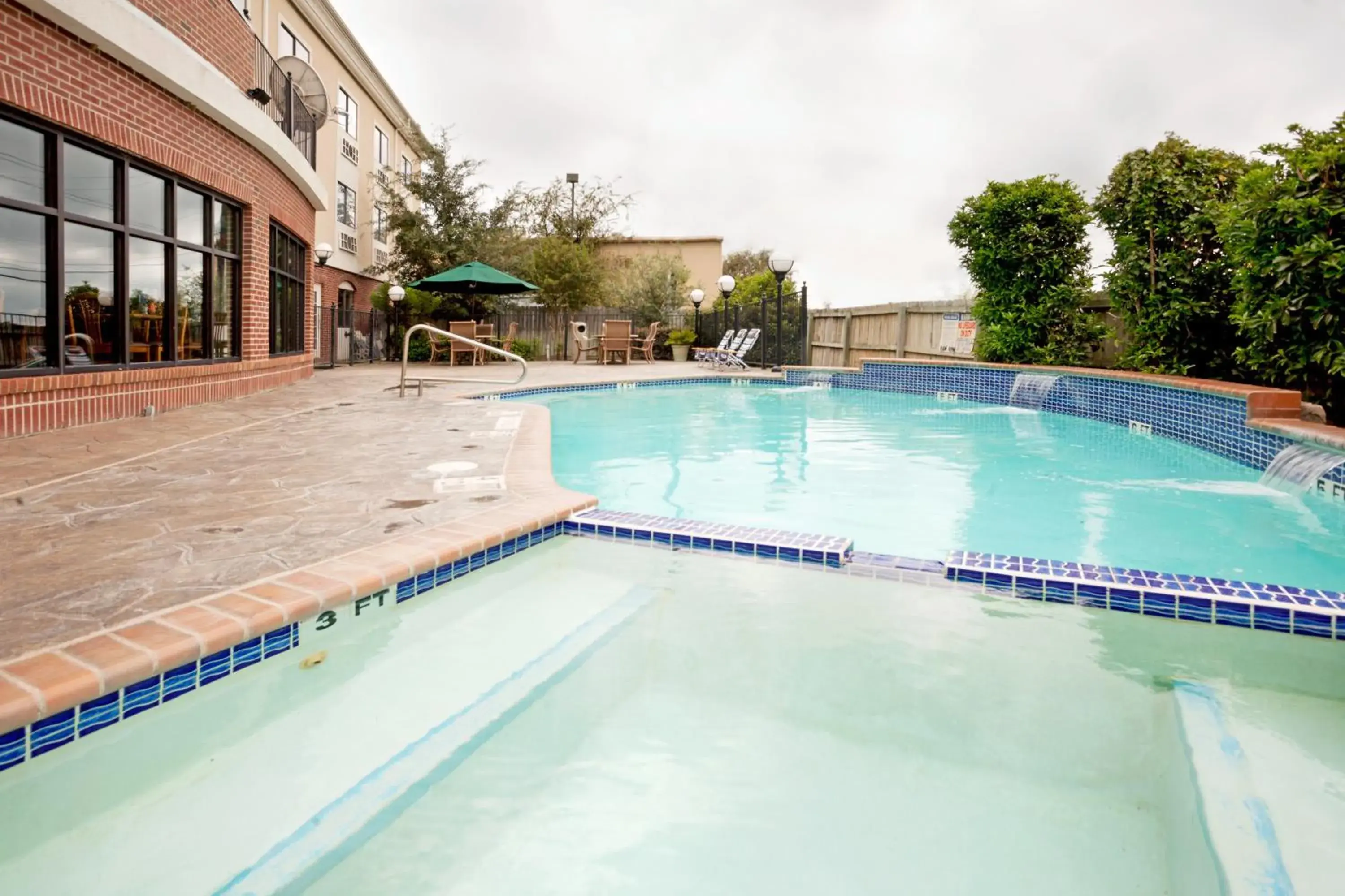 Swimming Pool in Holiday Inn Express Hotel & Suites Elgin, an IHG Hotel