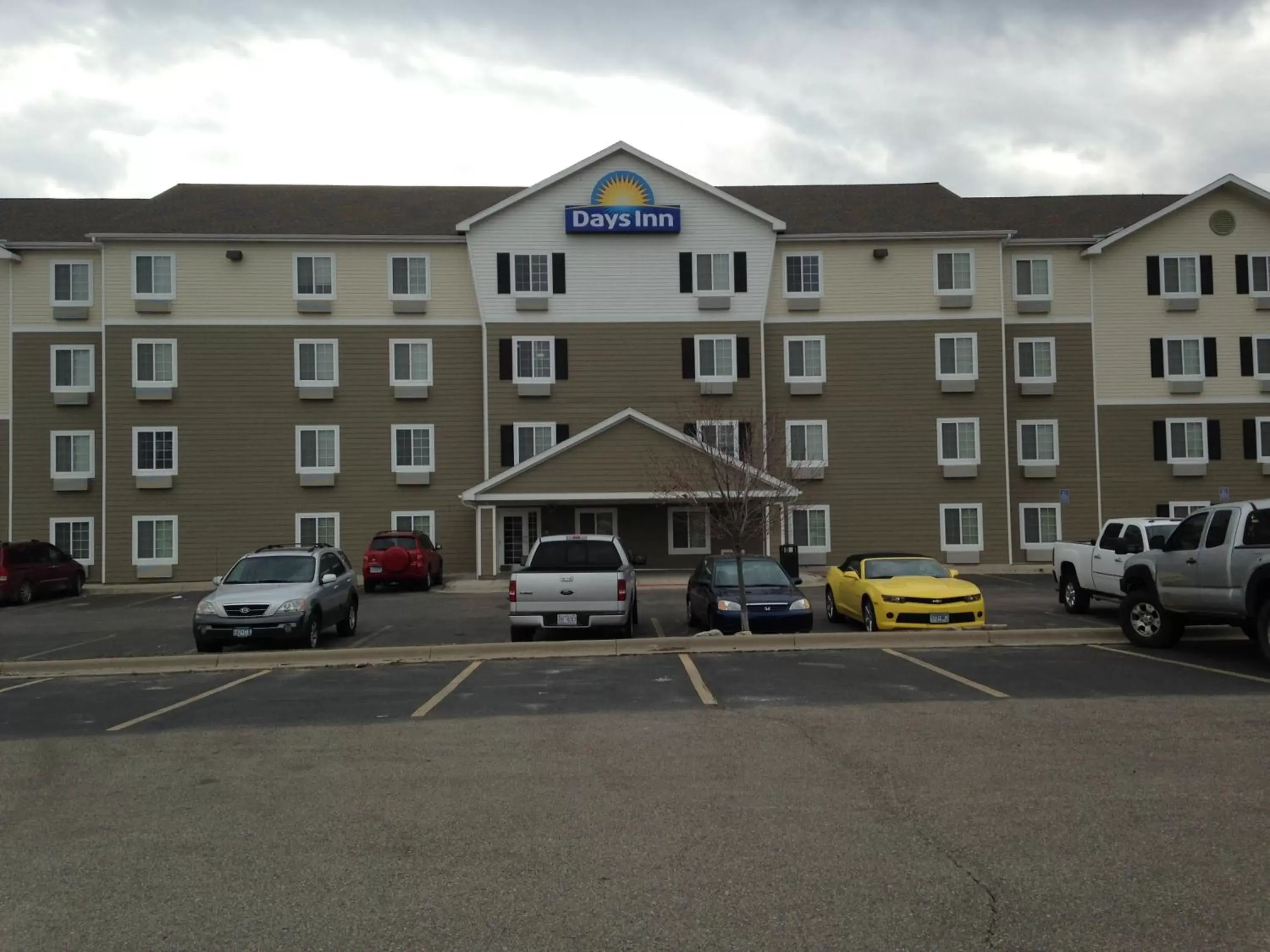 Facade/entrance, Property Building in Days Inn & Suites by Wyndham Rochester South