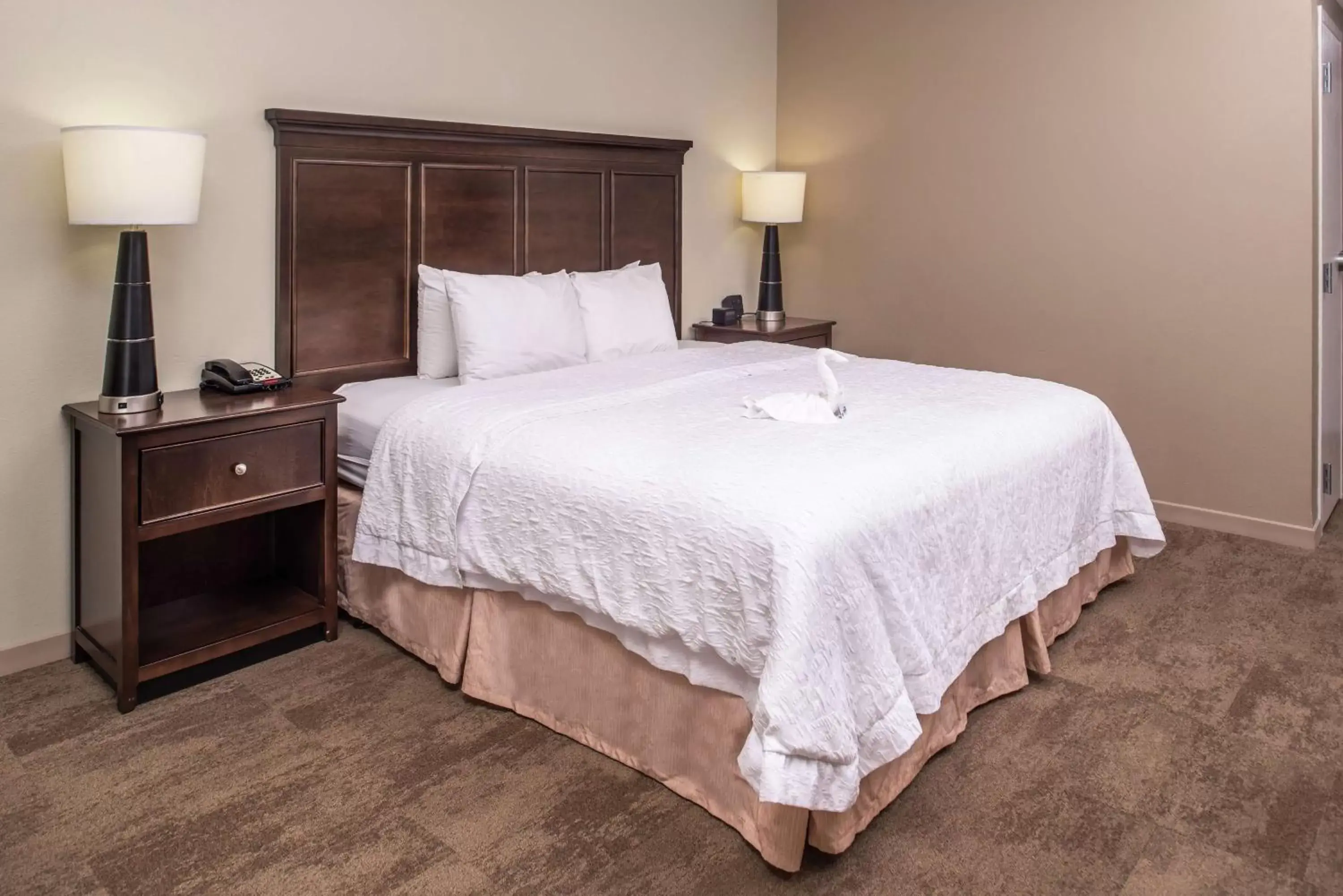 Bed in Hampton Inn & Suites Charlotte Arrowood