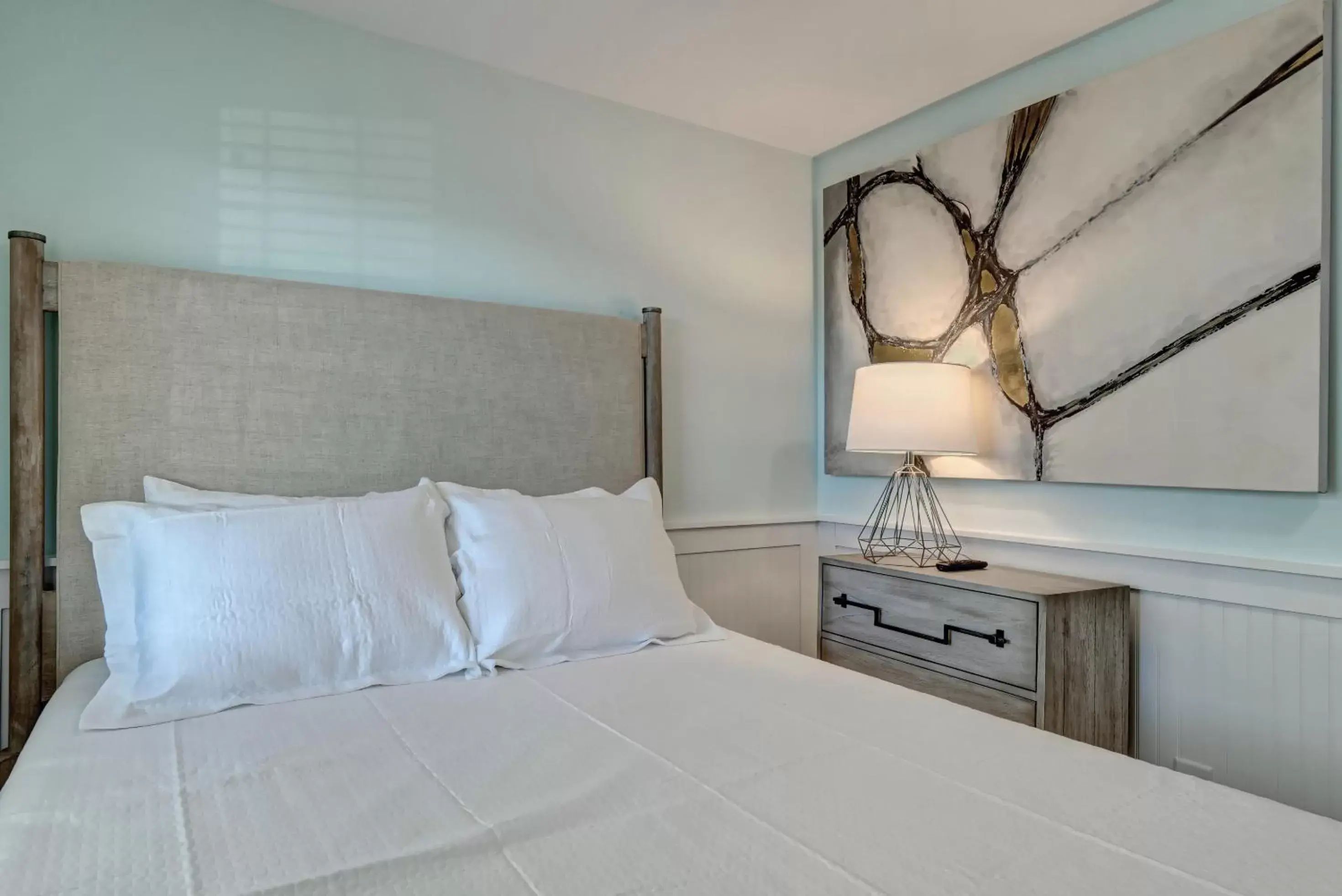 Property building, Bed in Loggerhead Inn and Suites by Carolina Retreats