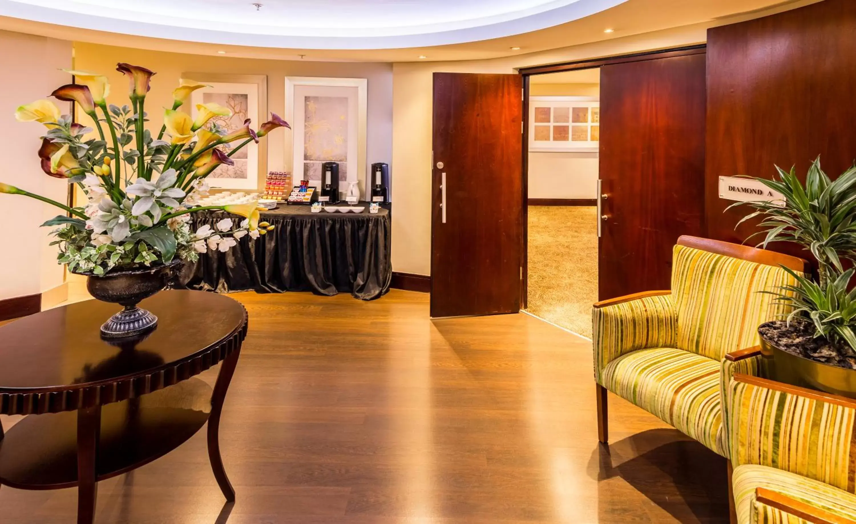 Meeting/conference room, Lounge/Bar in City Lodge Hotel at OR Tambo International Airport