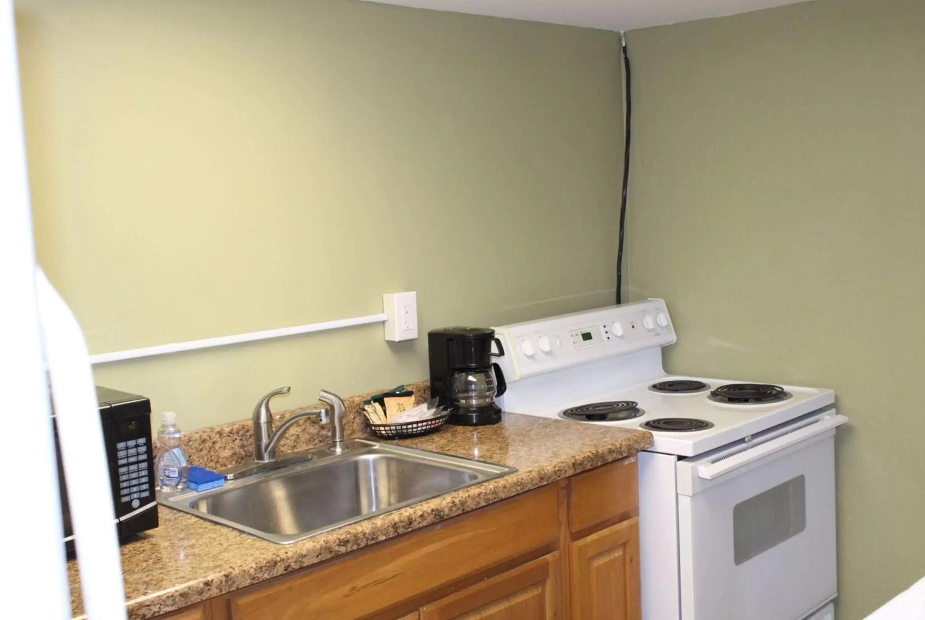 Photo of the whole room, Kitchen/Kitchenette in Baymont by Wyndham Front Royal Near Shenandoah National Park