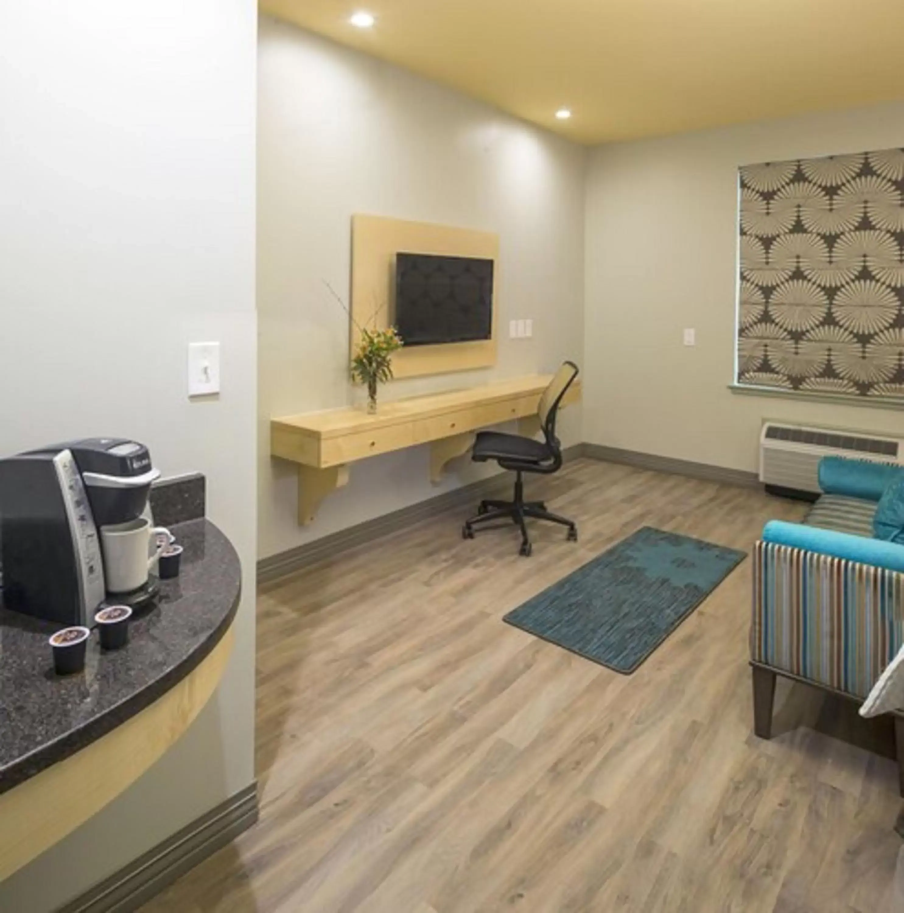 Photo of the whole room, TV/Entertainment Center in Hotel Indigo Pittsburgh East Liberty, an IHG Hotel