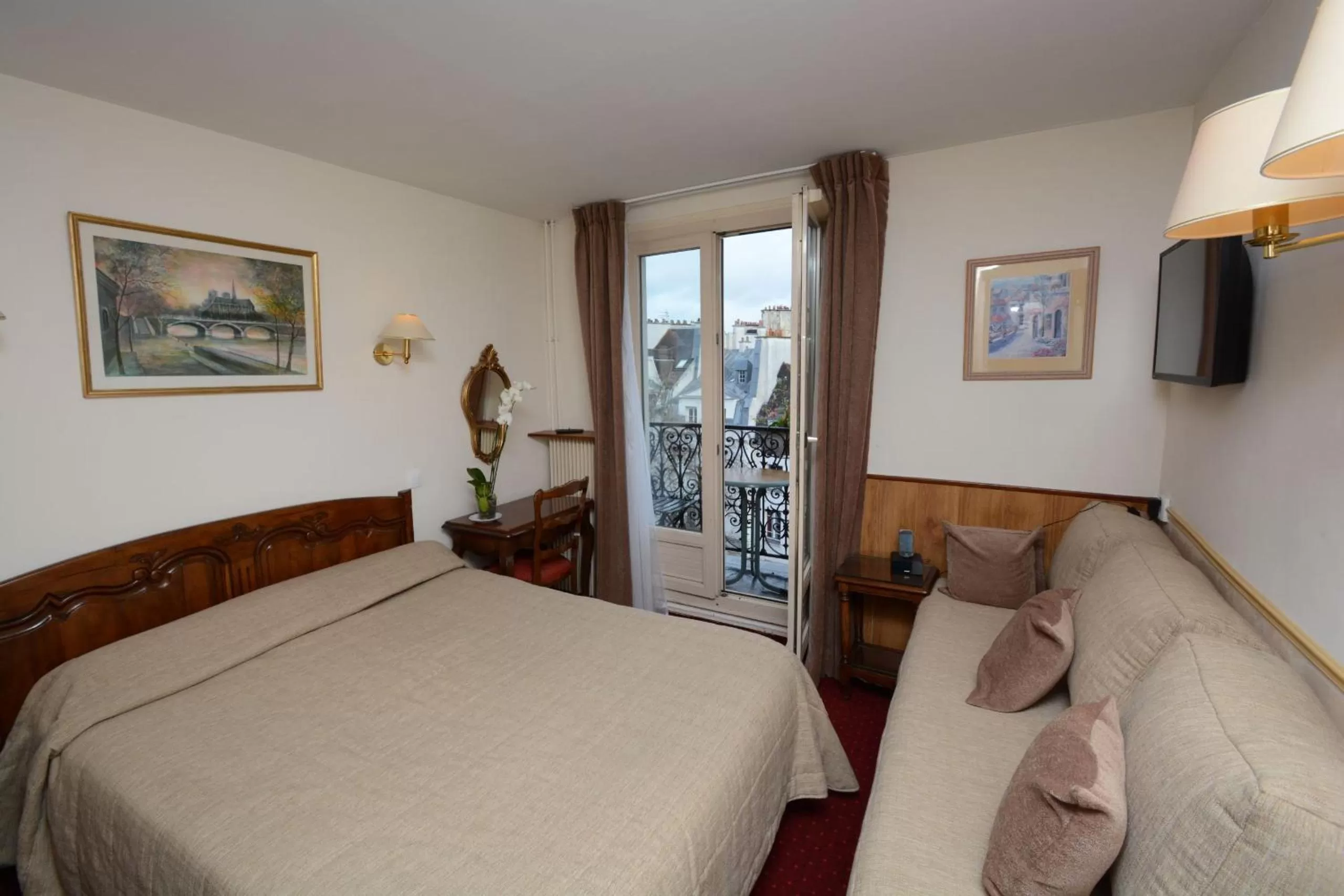 Photo of the whole room, Bed in Familia Hotel