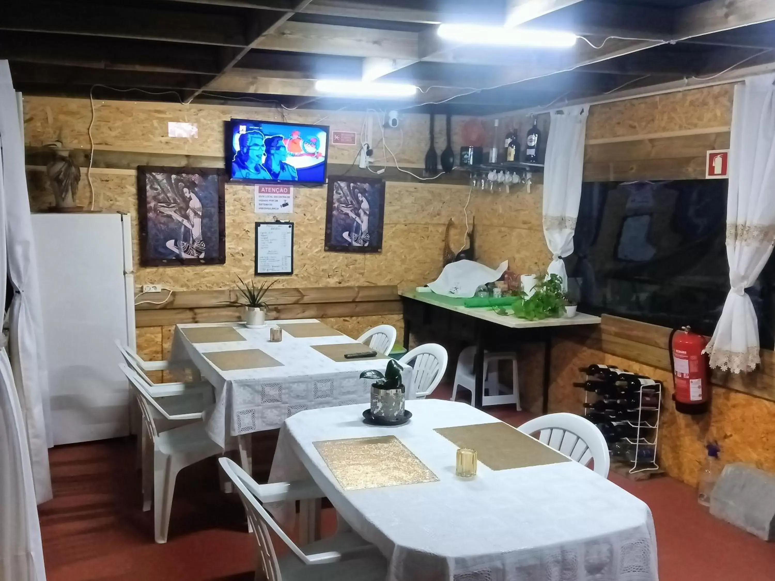 Restaurant/Places to Eat in Alojamento Local Largo da Igreja