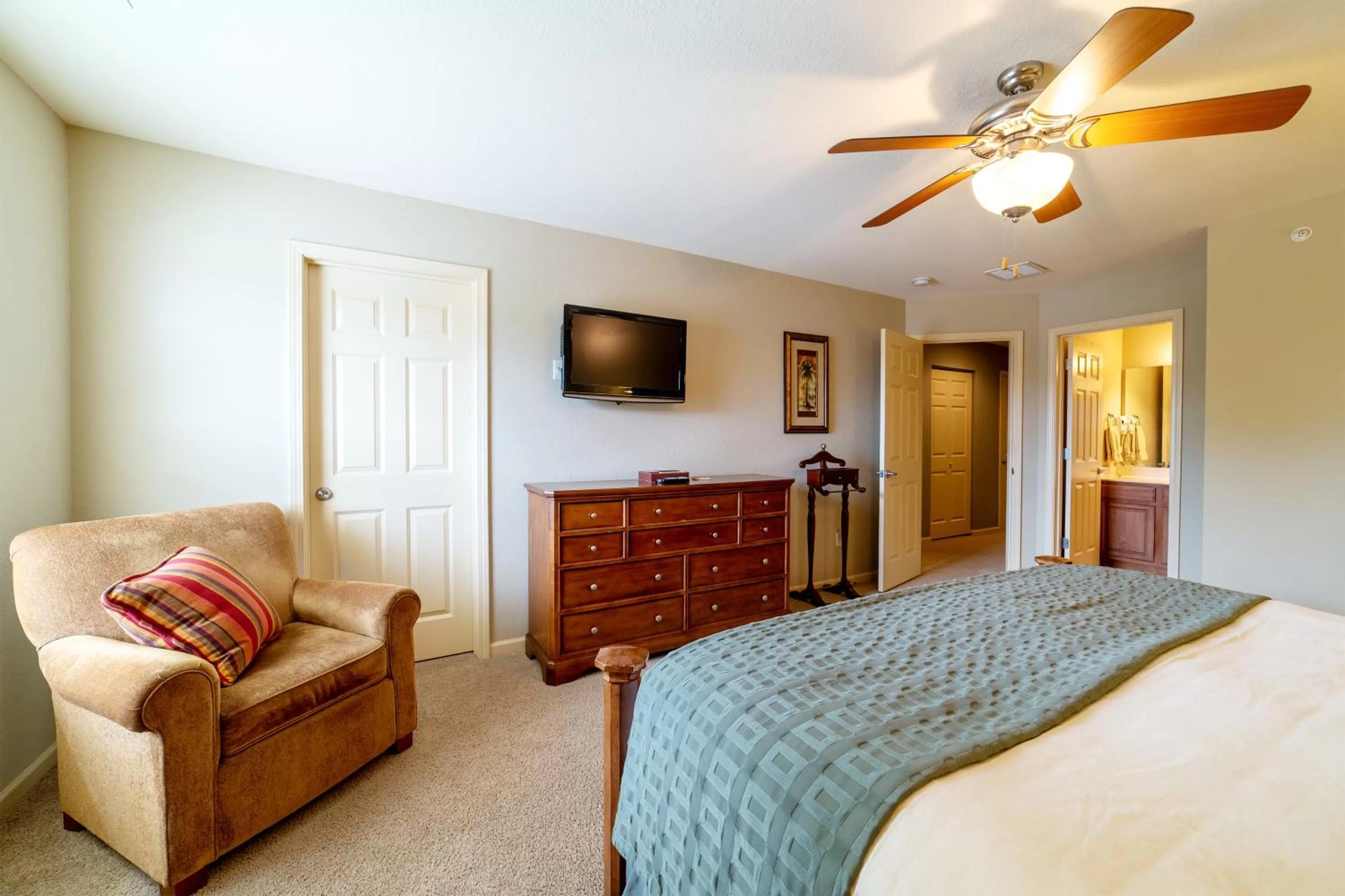 TV and multimedia, Bed in Thousand Hills Golf Resort