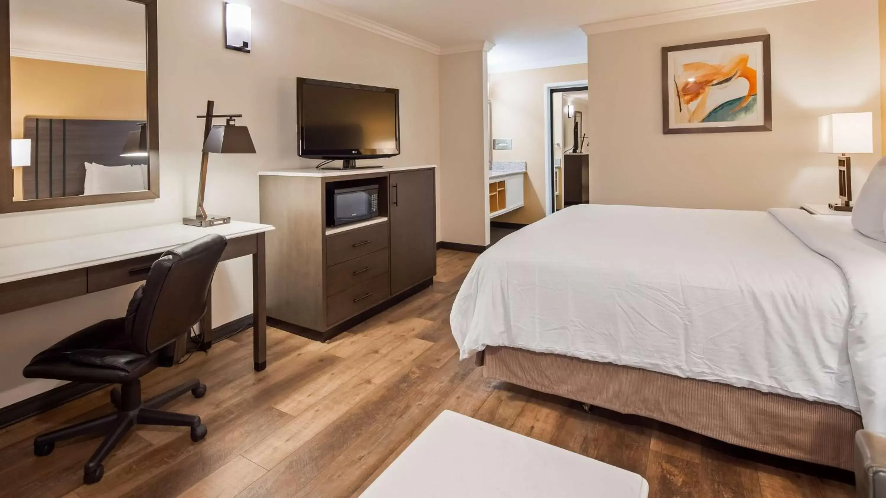 Photo of the whole room, Bed in Best Western Plus Orange County Airport North