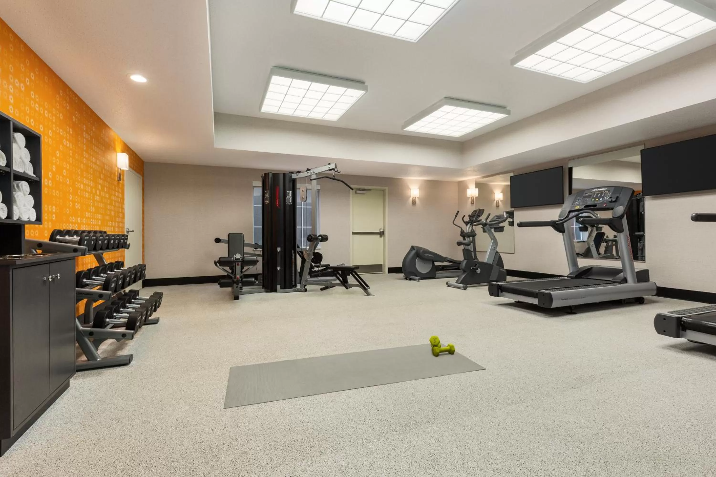 Fitness centre/facilities in La Quinta Inn and Suites by Wyndham at WaTiki Waterpark