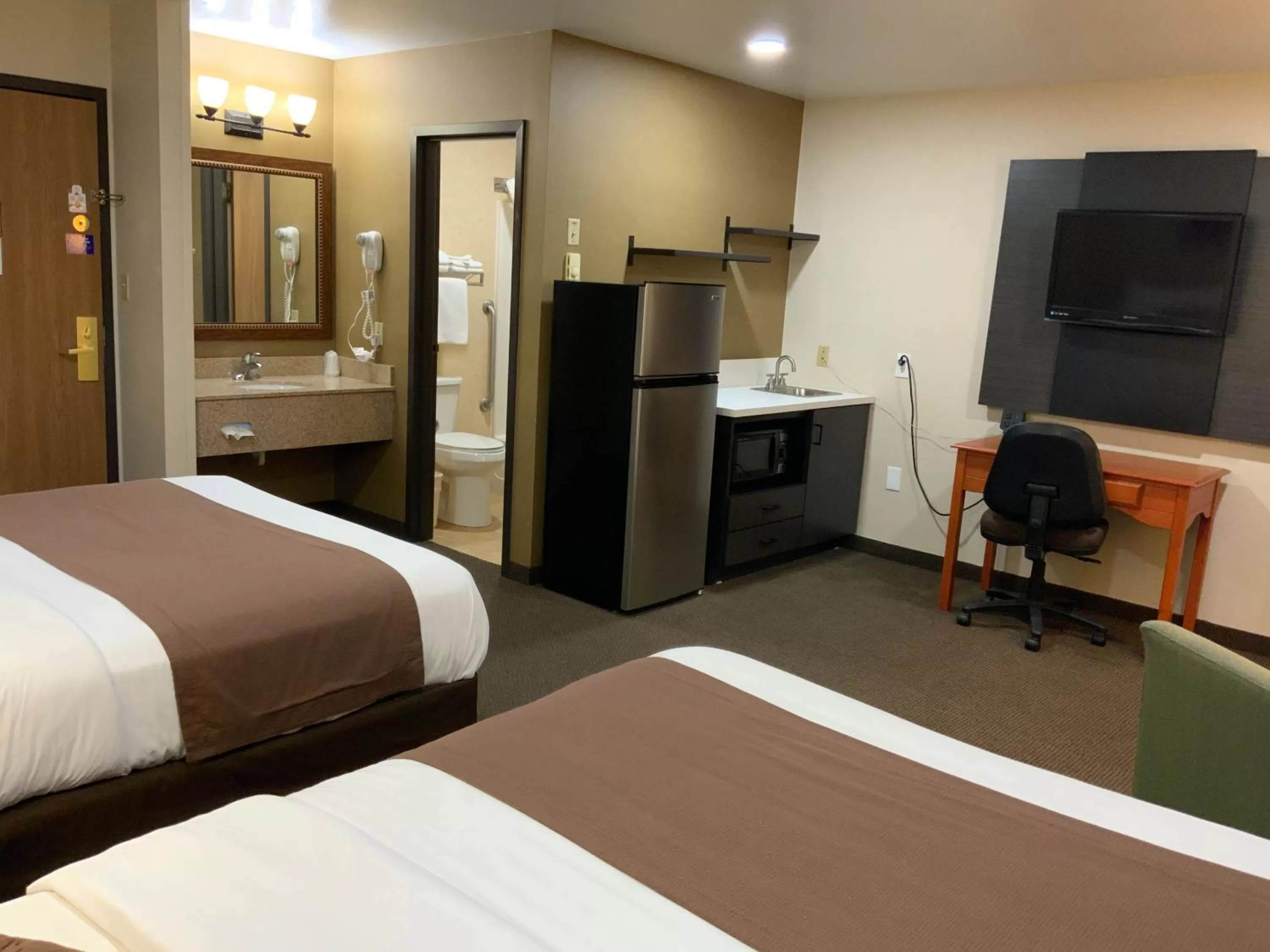 Bedroom, Bed in Studio 6 - Minot, ND