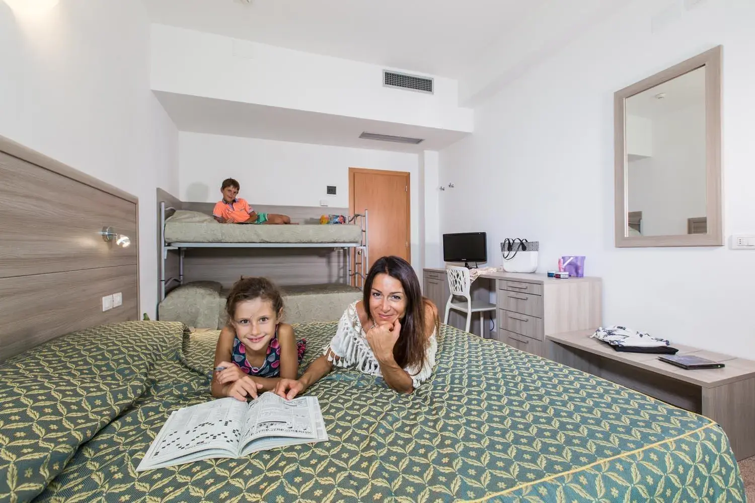 Photo of the whole room, Family in Hotel International