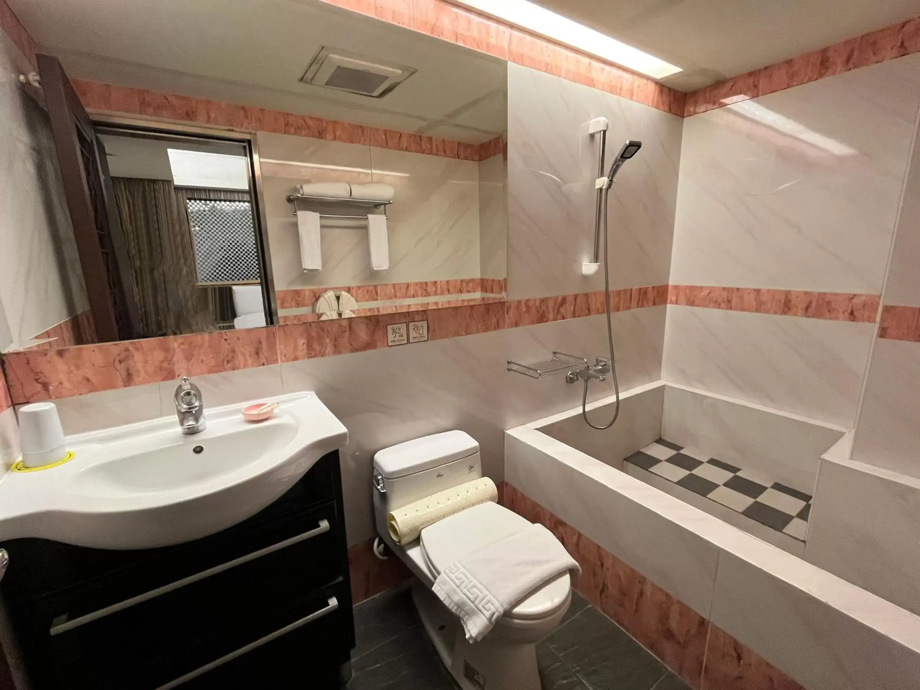 room service, Bathroom in Guide Hotel Taipei Xinyi