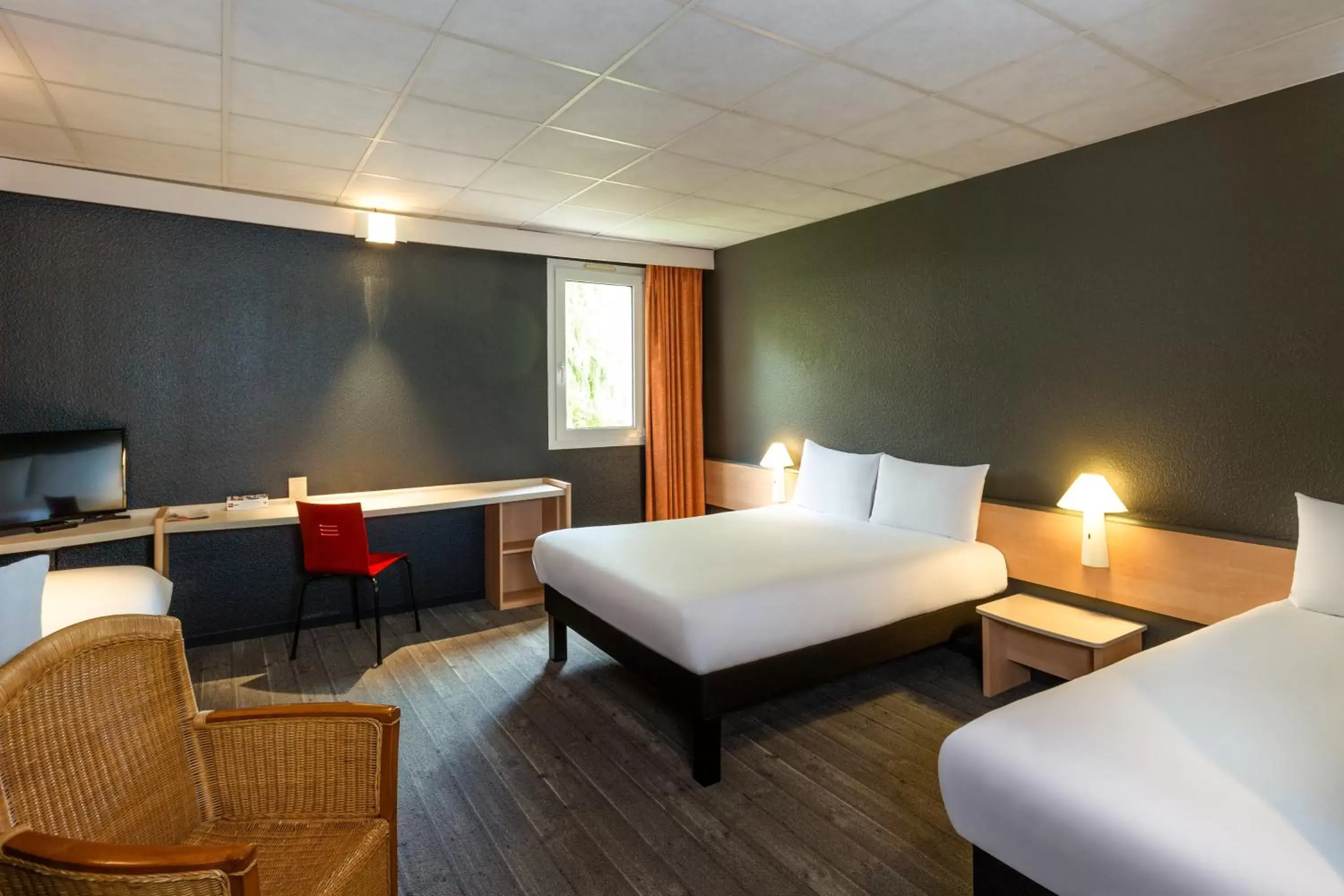 Photo of the whole room, Room Photo in ibis Lannion