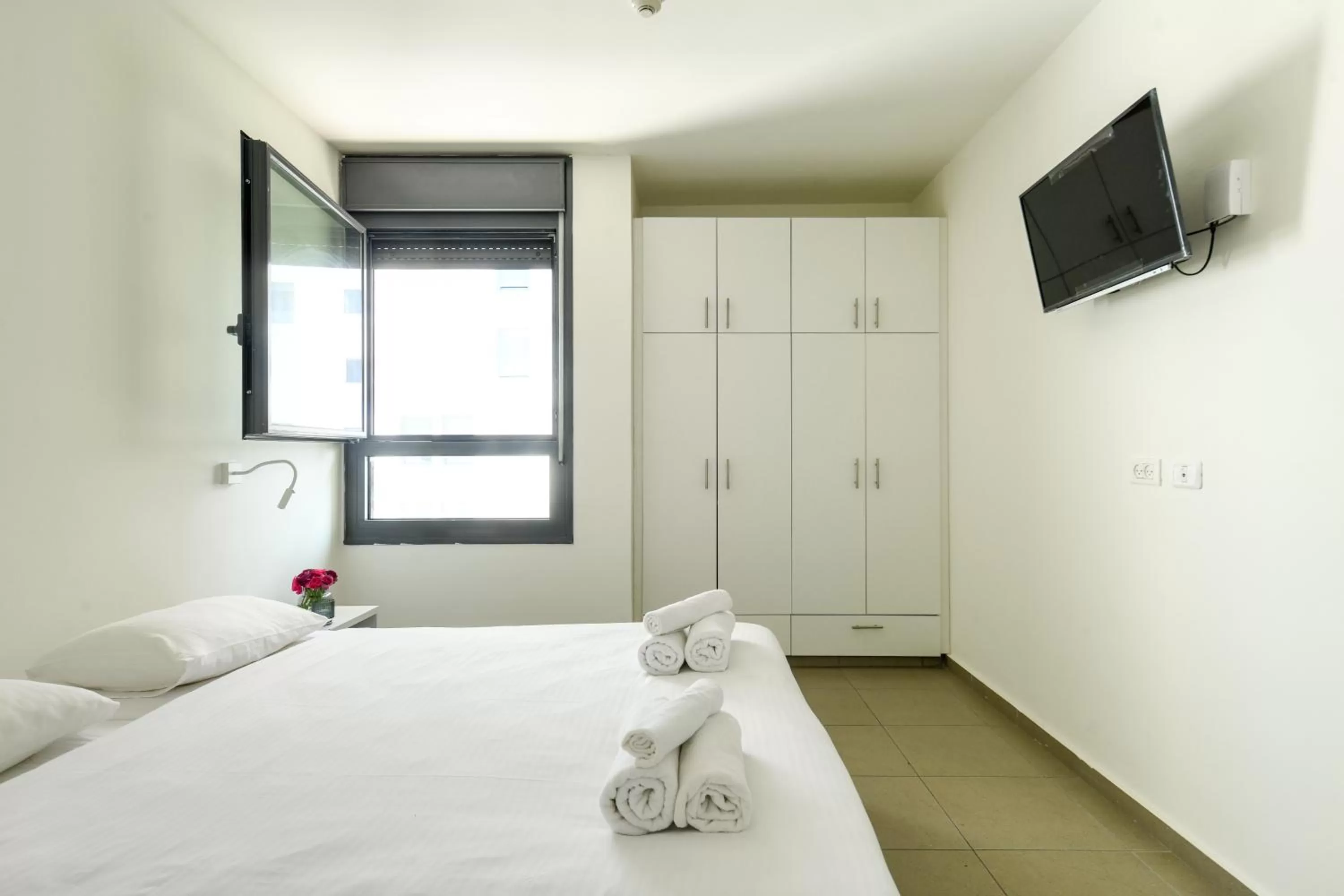 Bed in דירות גני תערוכה - TLV university apartments near Expo by Sea N' Rent