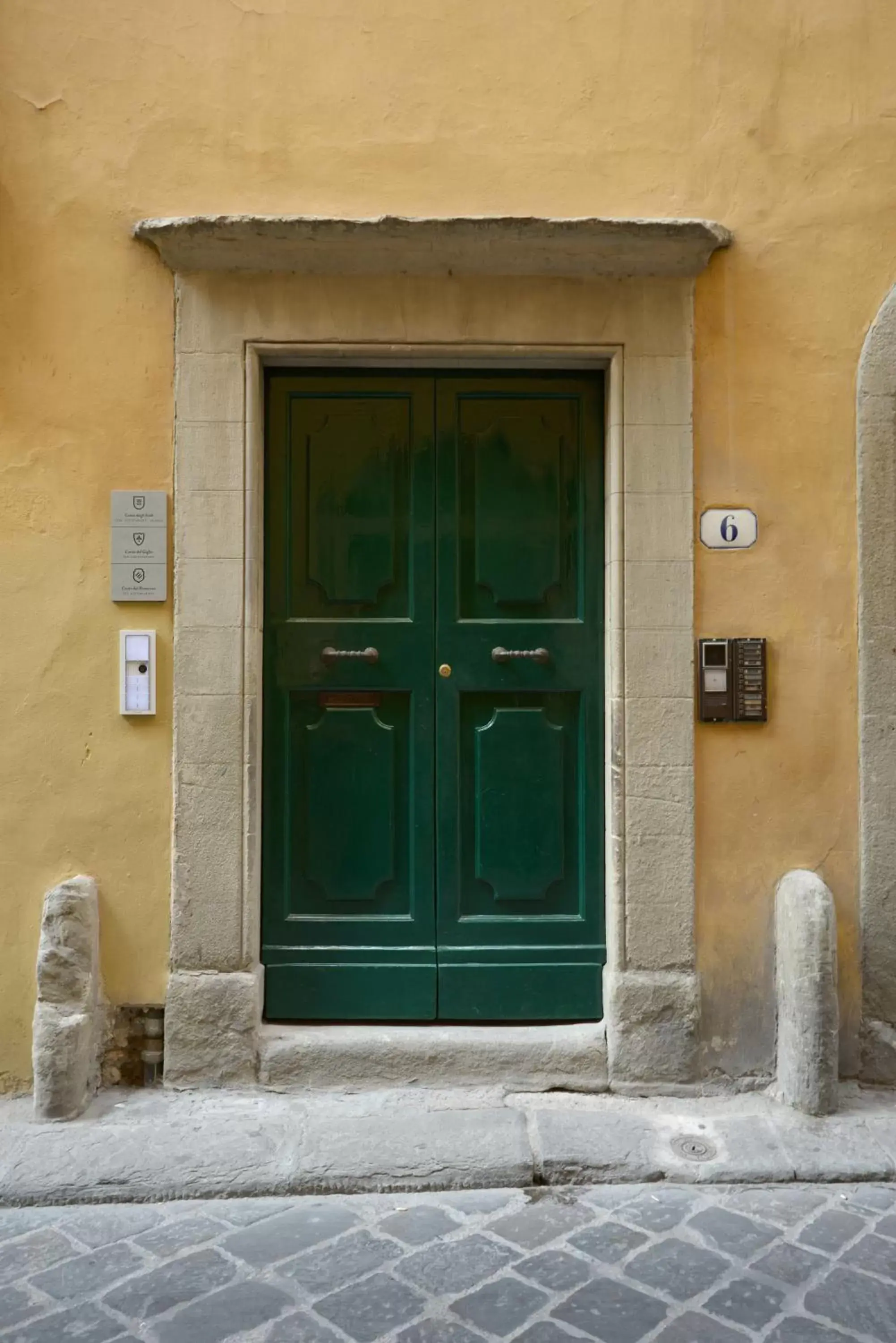 Facade/entrance in Canto degli Scali
