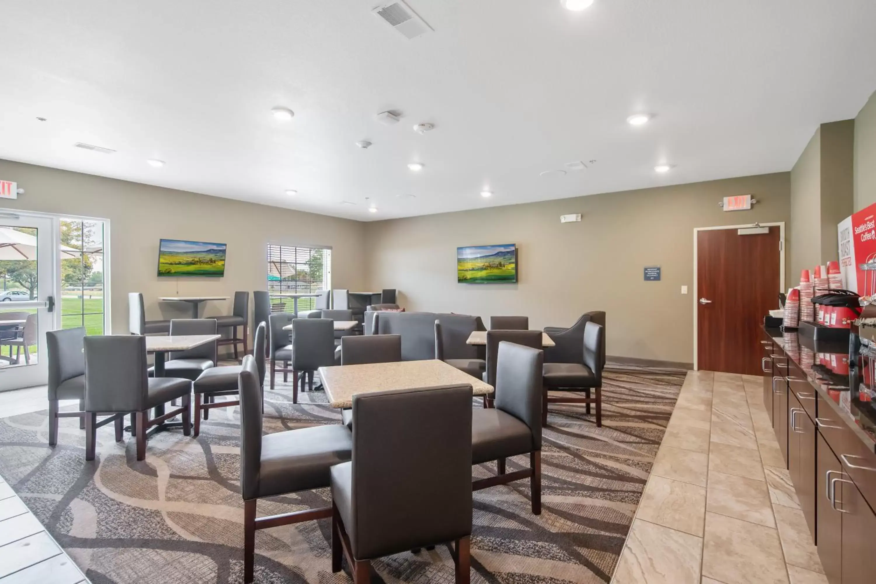 Lounge or bar in Cobblestone Hotel & Suites - Austin Lounge or bar in Cobblestone Hotel & Suites - Austin