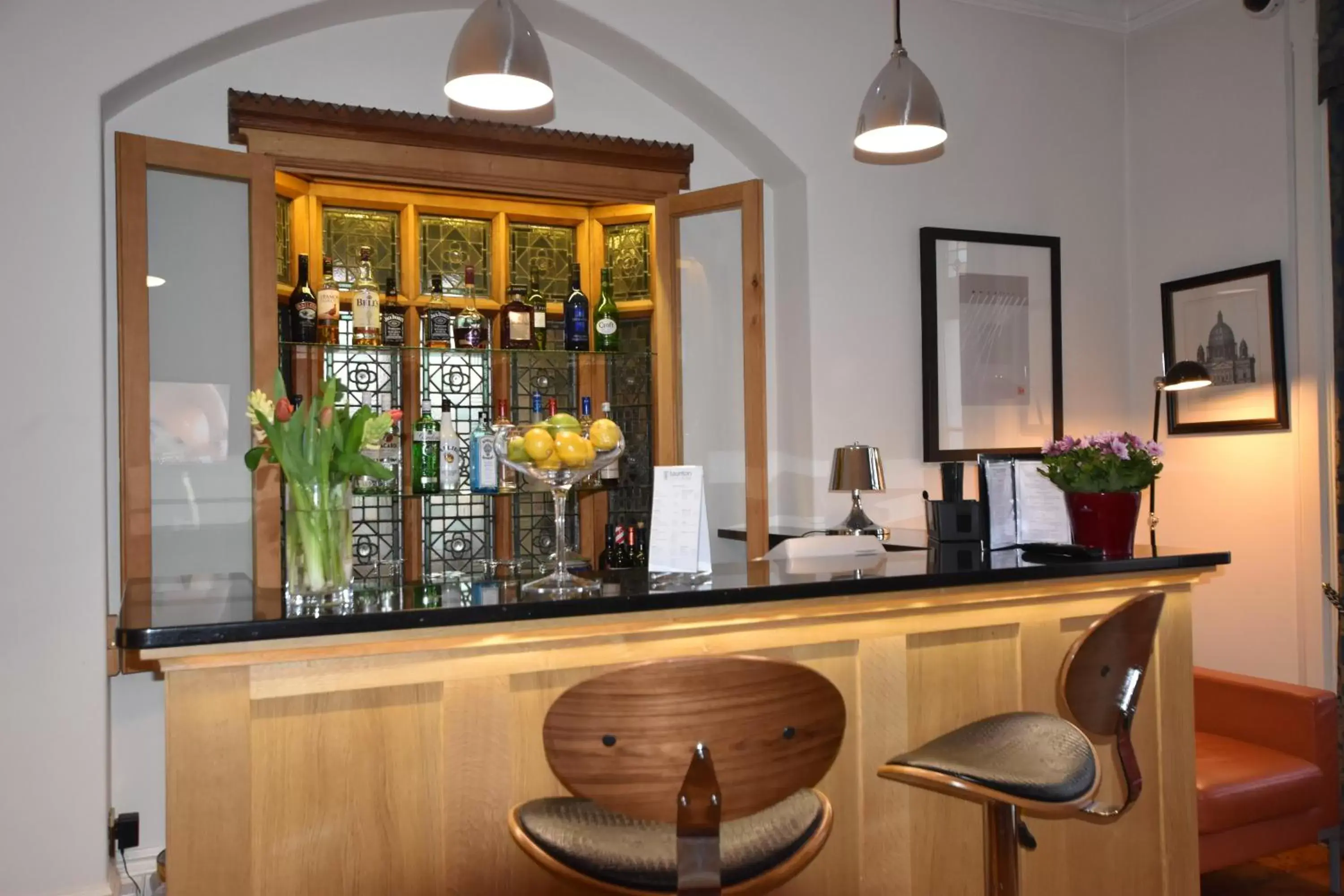 Lounge/Bar in Taunton House Hotel