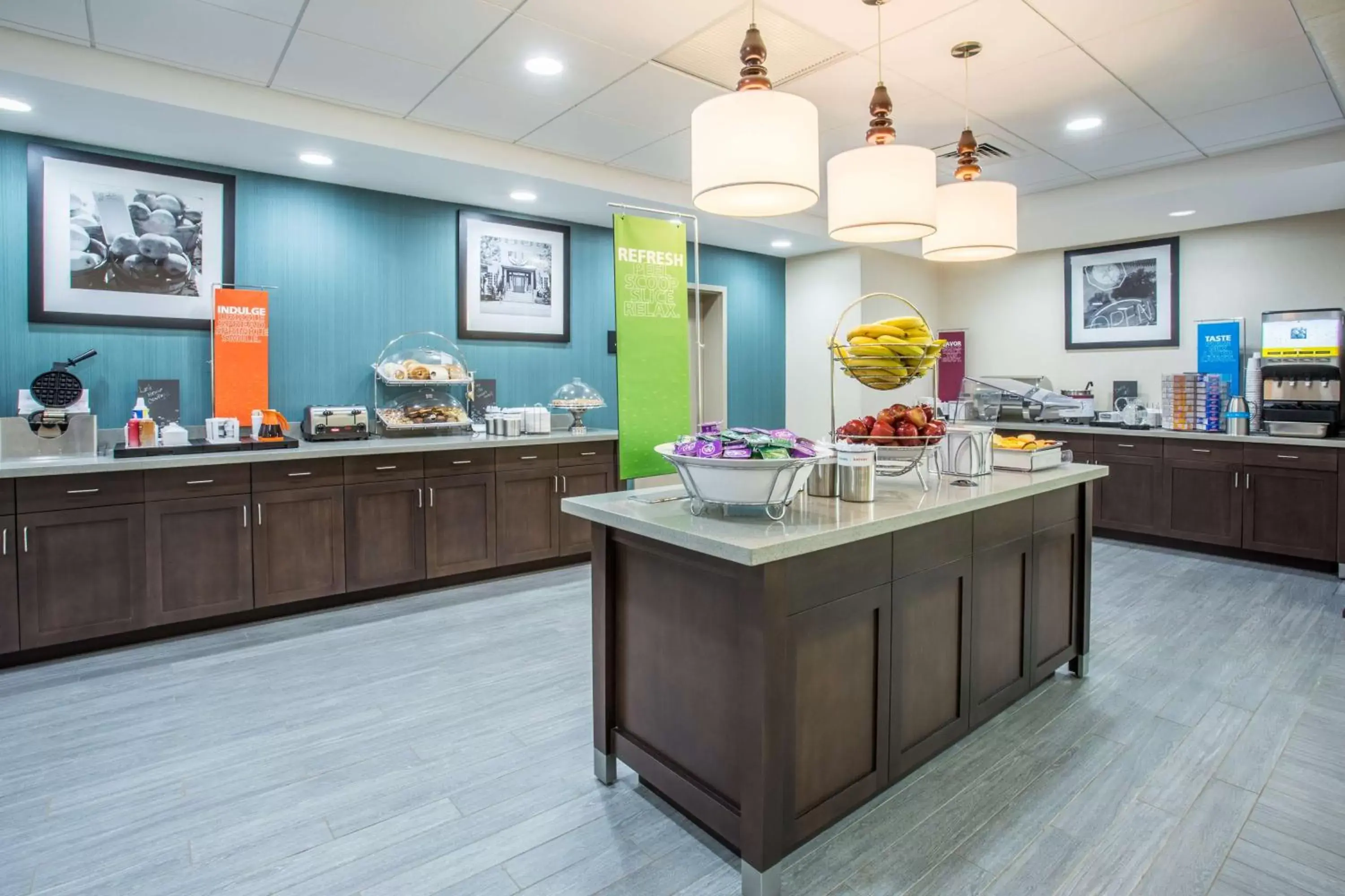 Dining area, Restaurant/Places to Eat in Hampton Inn & Suites Yonkers - Westchester