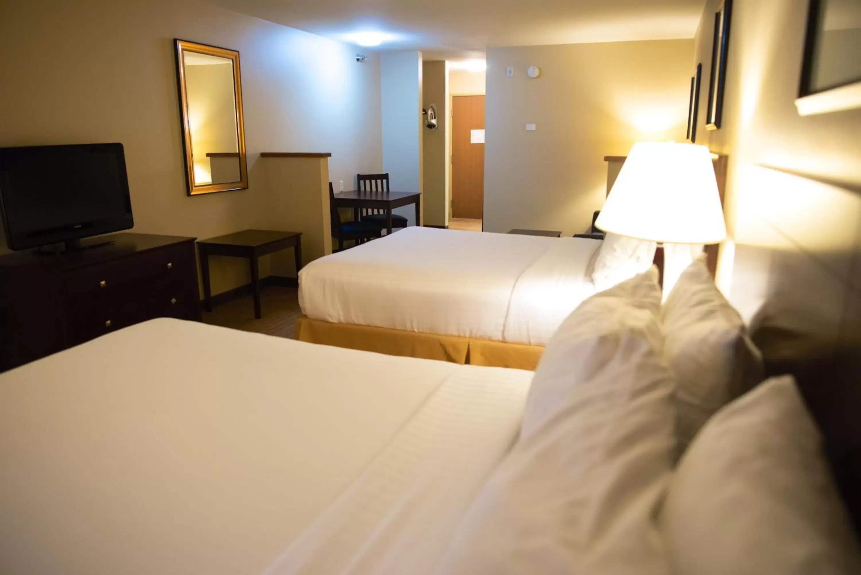 Photo of the whole room, Bed in Holiday Inn Express Devils Lake, an IHG Hotel