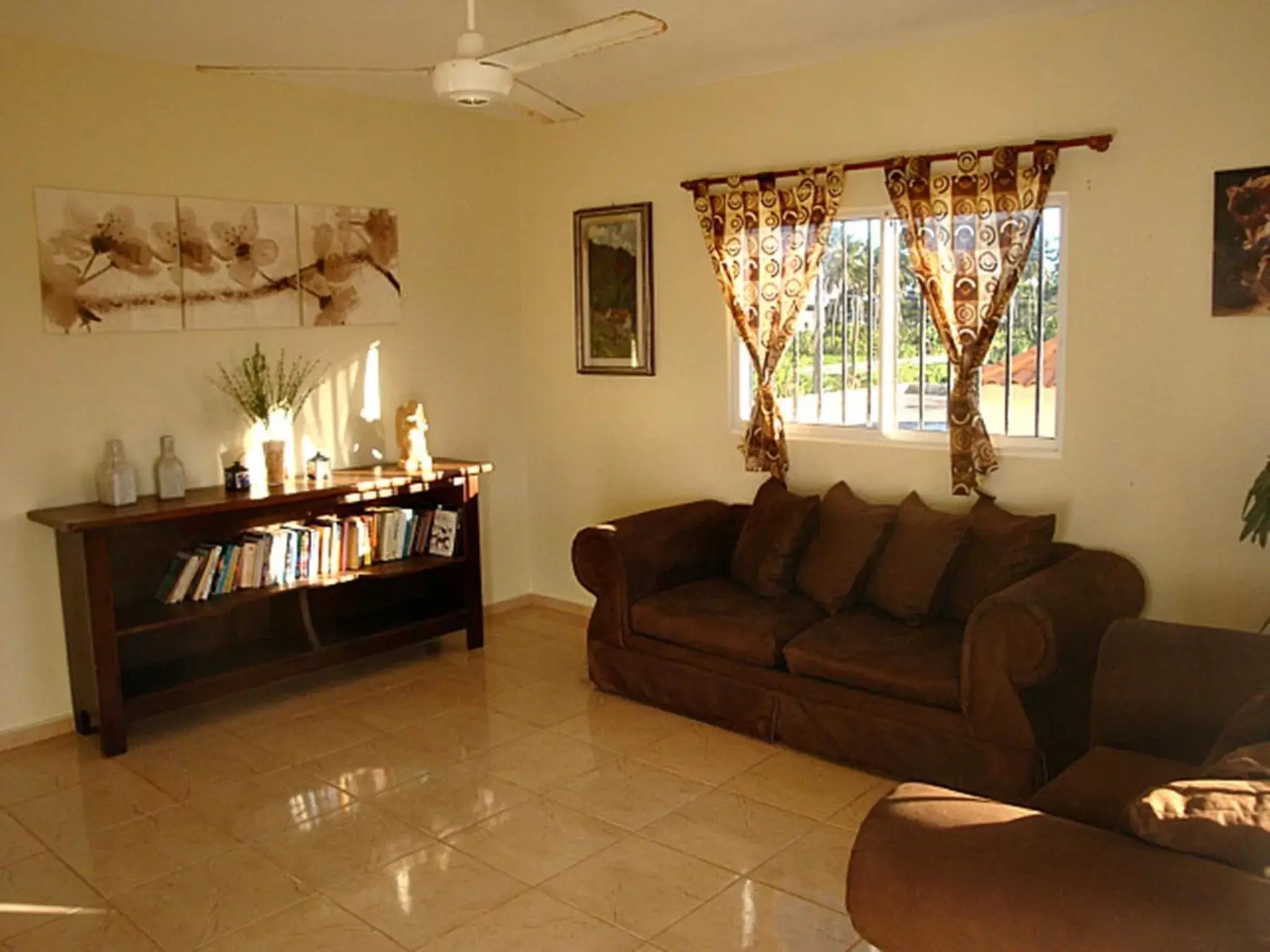 Communal lounge/ TV room, Seating Area in El Malecon B&B Hotel