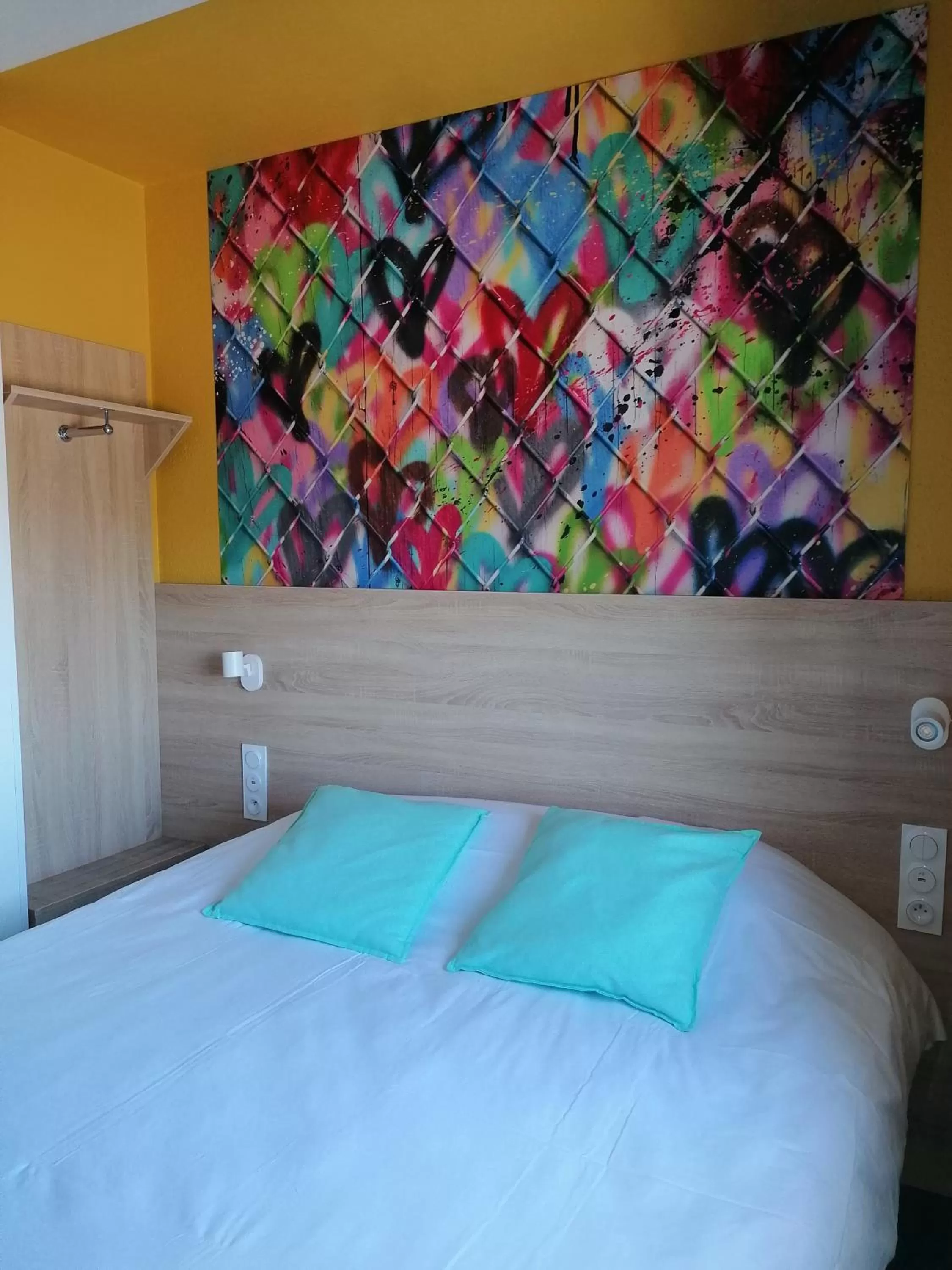 Bedroom, Bed in Kyriad Direct Martigues