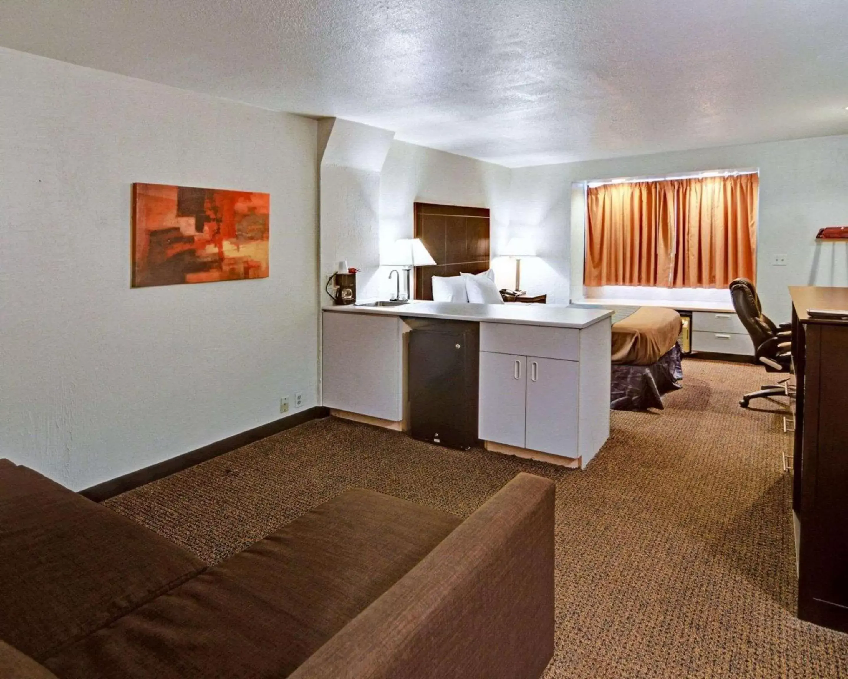 Photo of the whole room, Kitchen/Kitchenette in Rodeway Inn & Suites Lewisville I-35