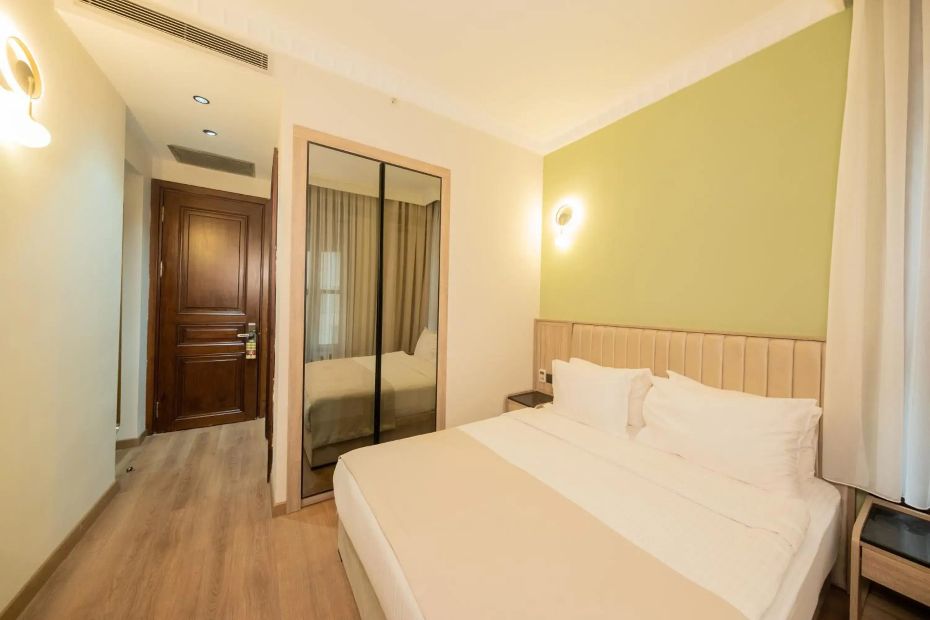 Photo of the whole room, Bed in Atik Palas Hotel