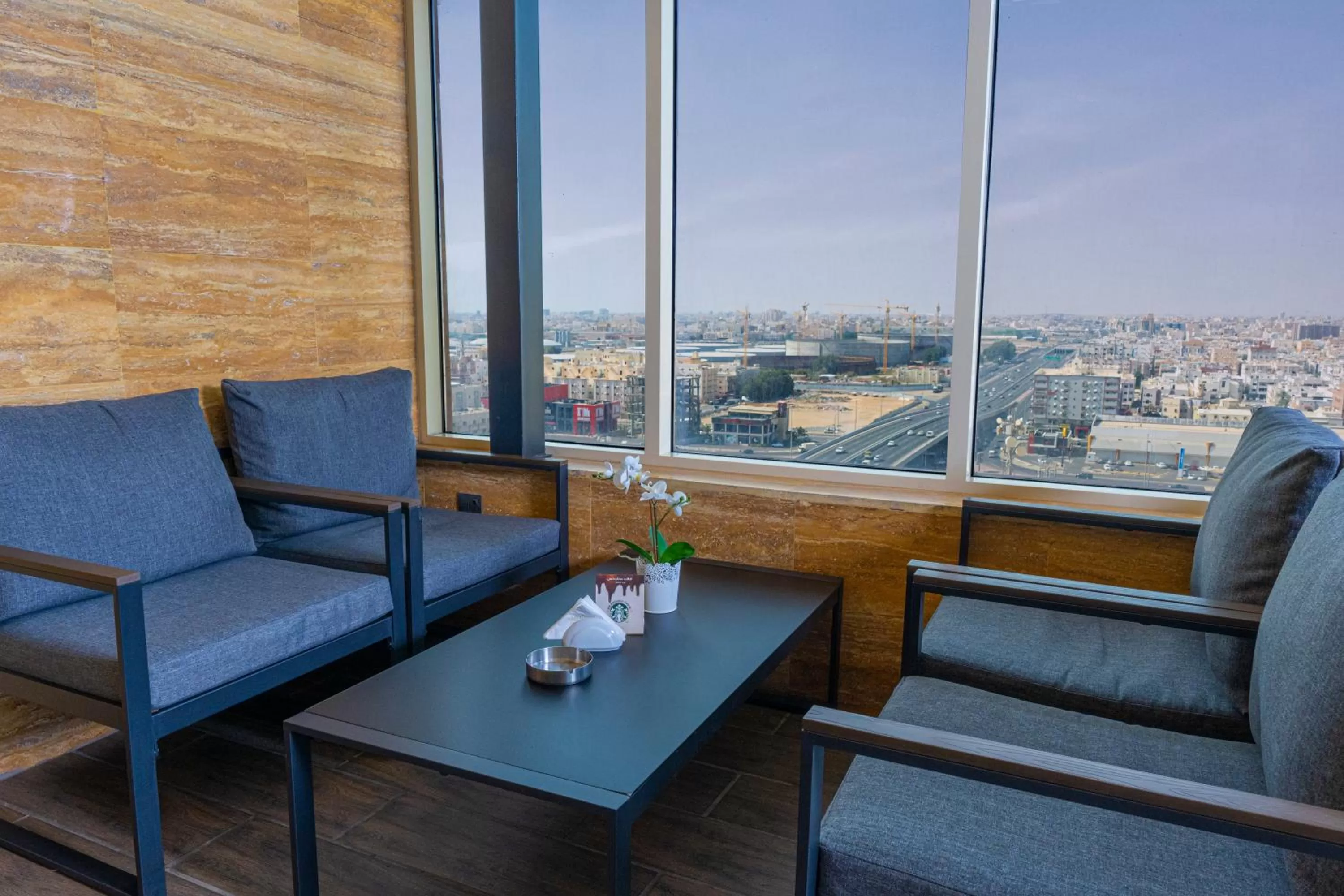 Restaurant/places to eat in Iridium 70 Hotel