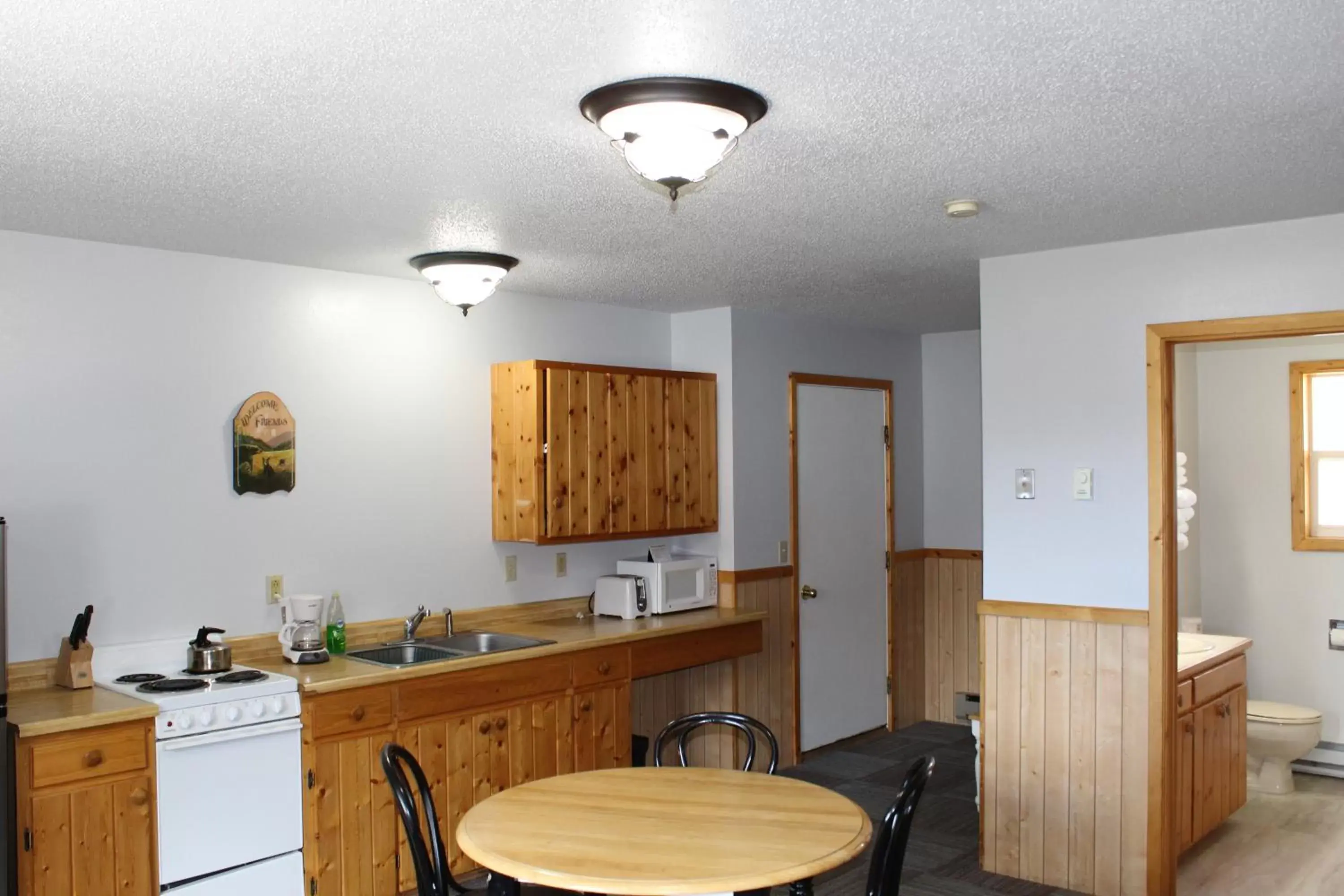 Kitchen or kitchenette, Kitchen/Kitchenette in Alpine Motel of Cooke City