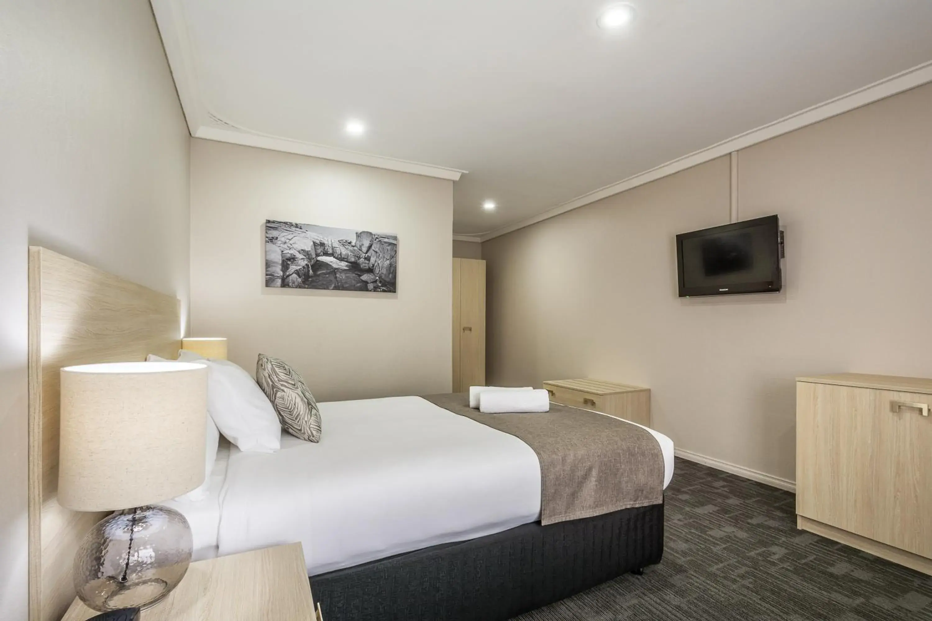 Shower, Bed in Ace Accommodation Albany