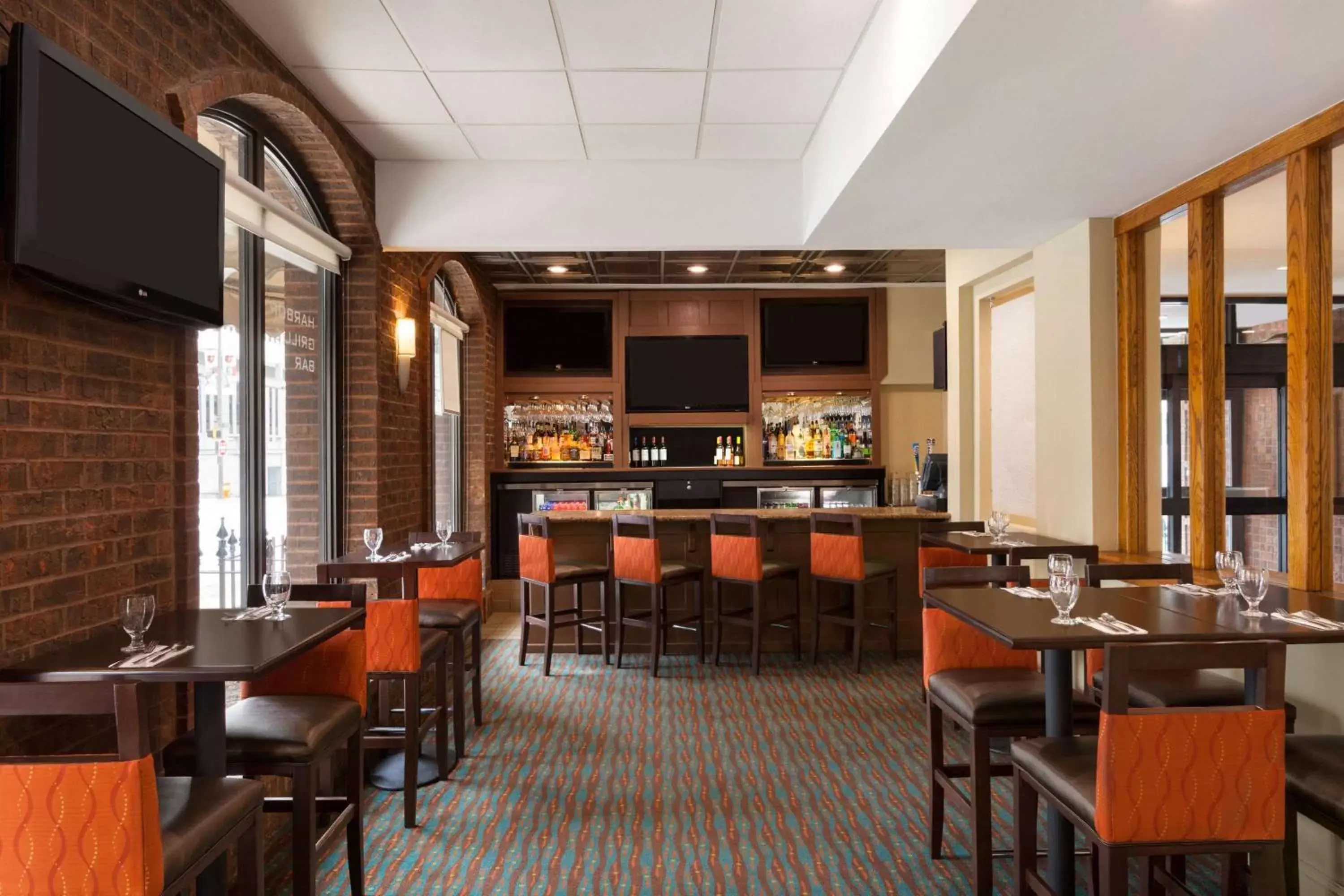 Lounge or bar, Restaurant/Places to Eat in Days Inn by Wyndham Baltimore Inner Harbor