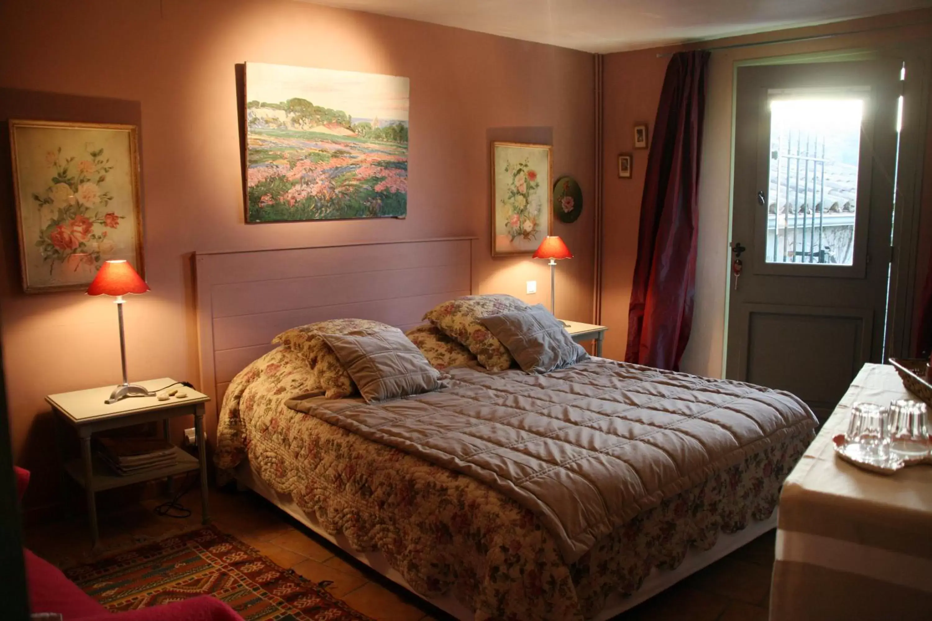 Photo of the whole room, Bed in La Maison sur la Colline