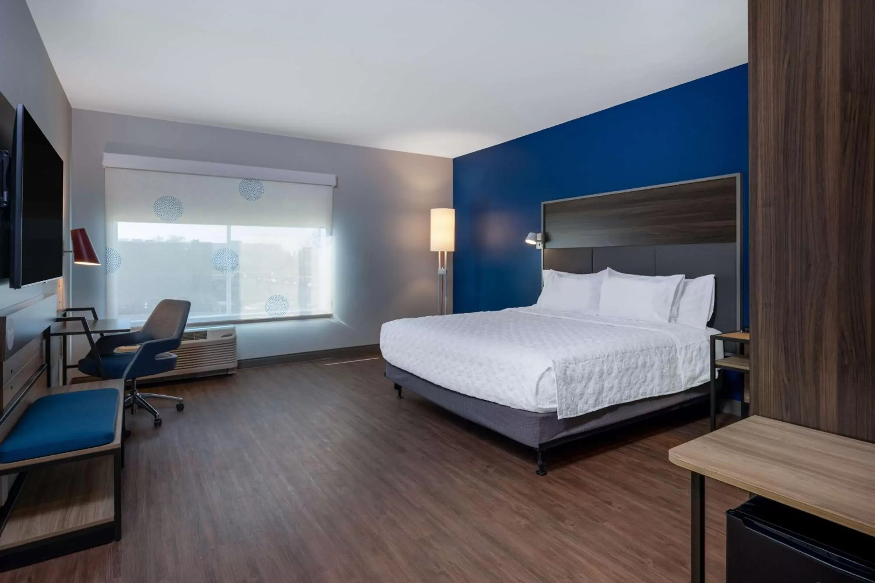 Bedroom, Bed in Tru By Hilton Naperville Chicago