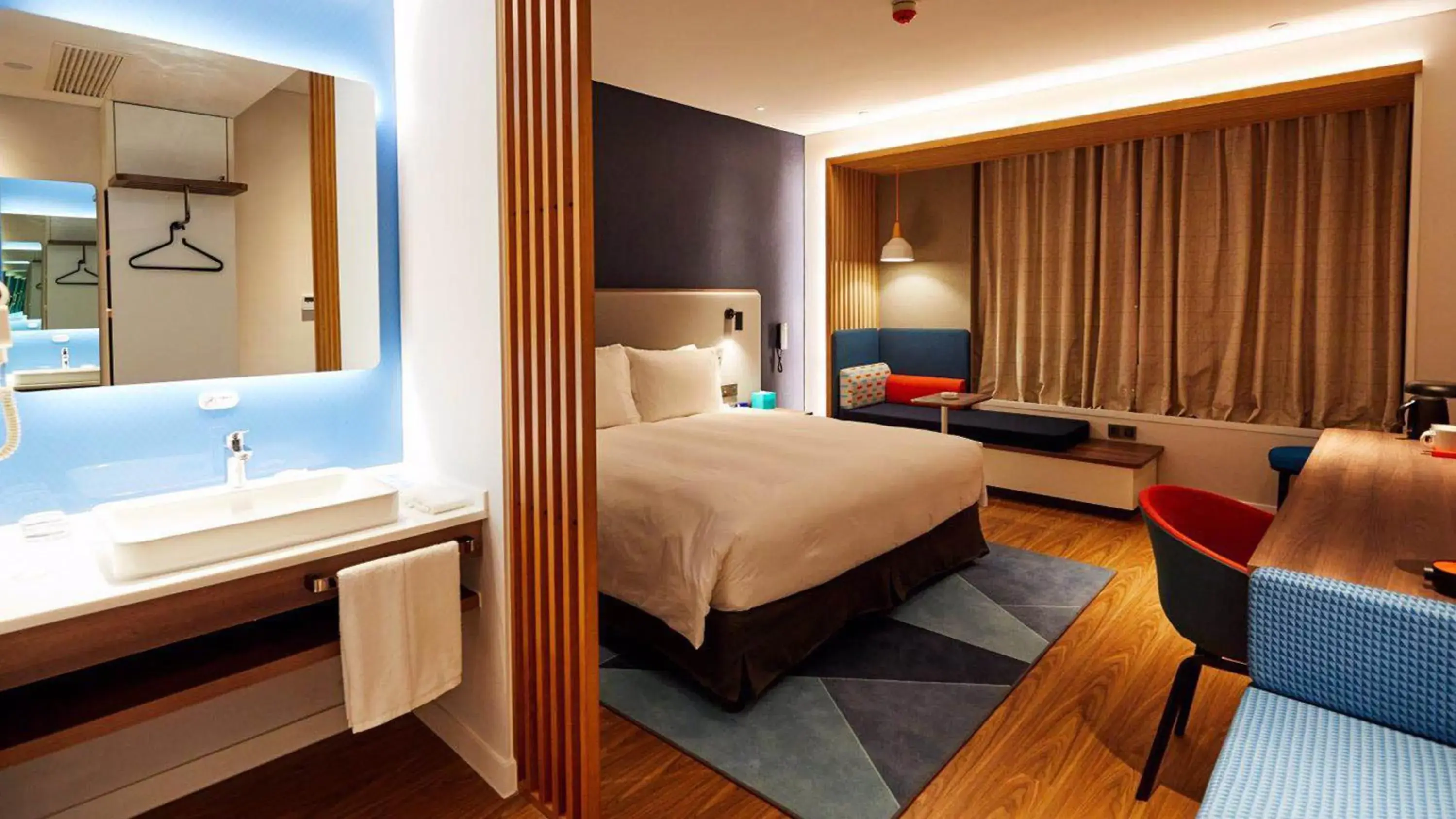Photo of the whole room in Holiday Inn Express Shijiazhuang High-tech Zone, an IHG Hotel