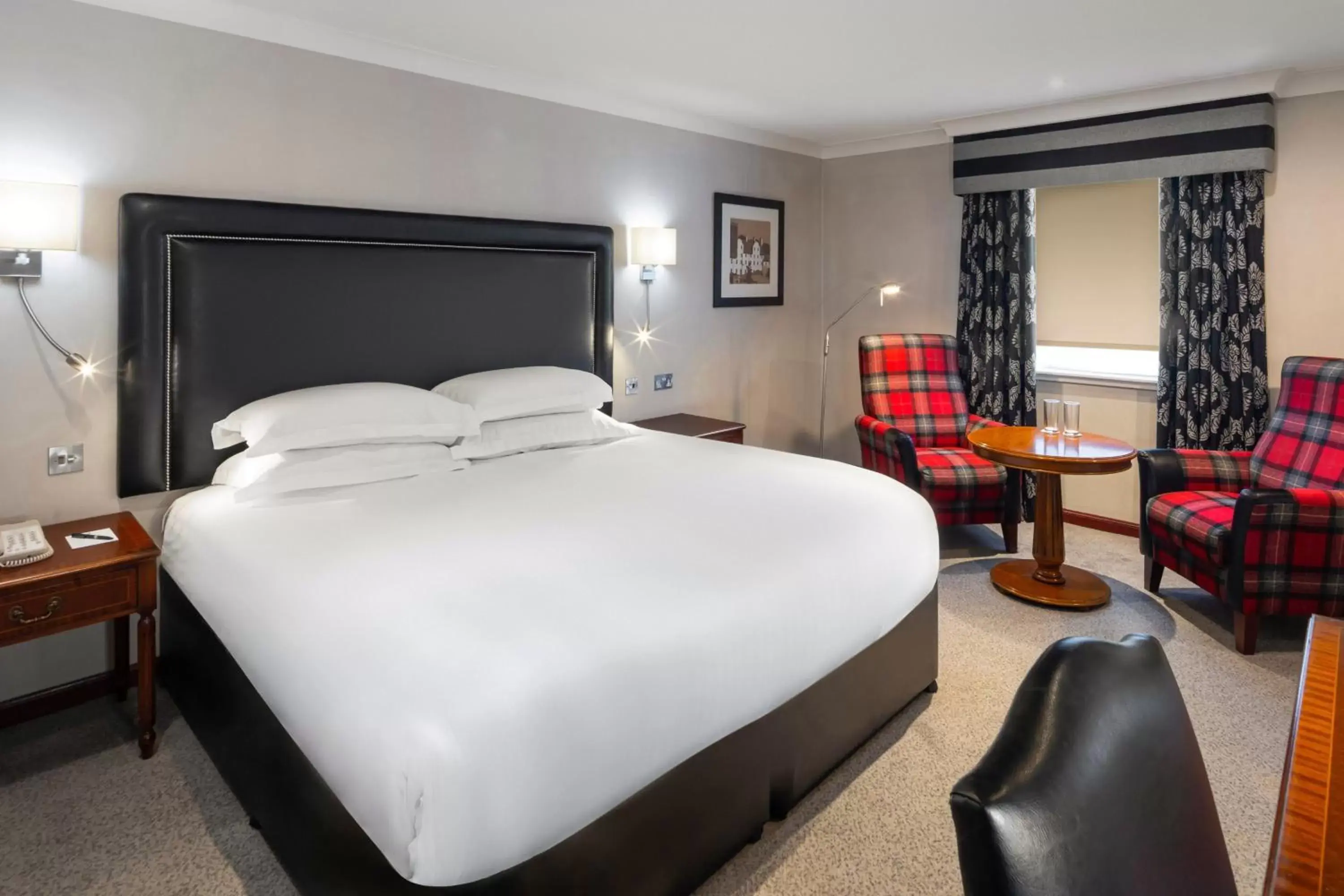 Photo of the whole room, Bed in Edinburgh Holyrood Hotel