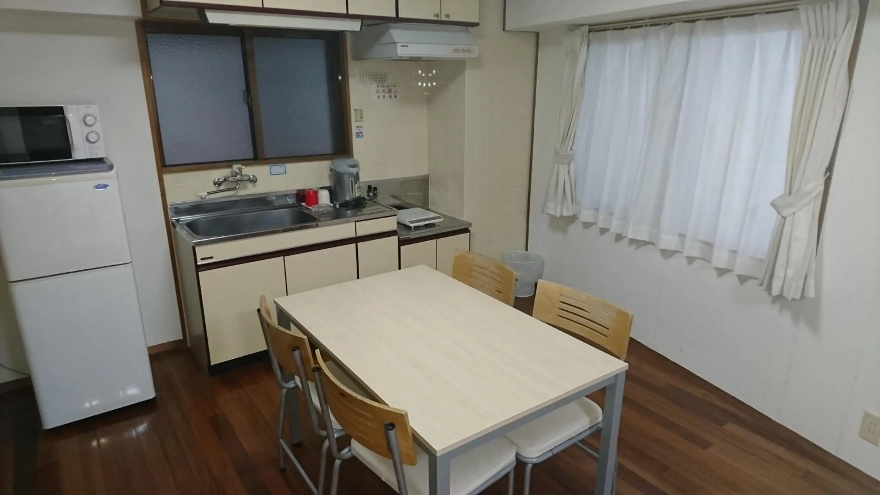 Kitchen/Kitchenette in Kokusai Towns Inn