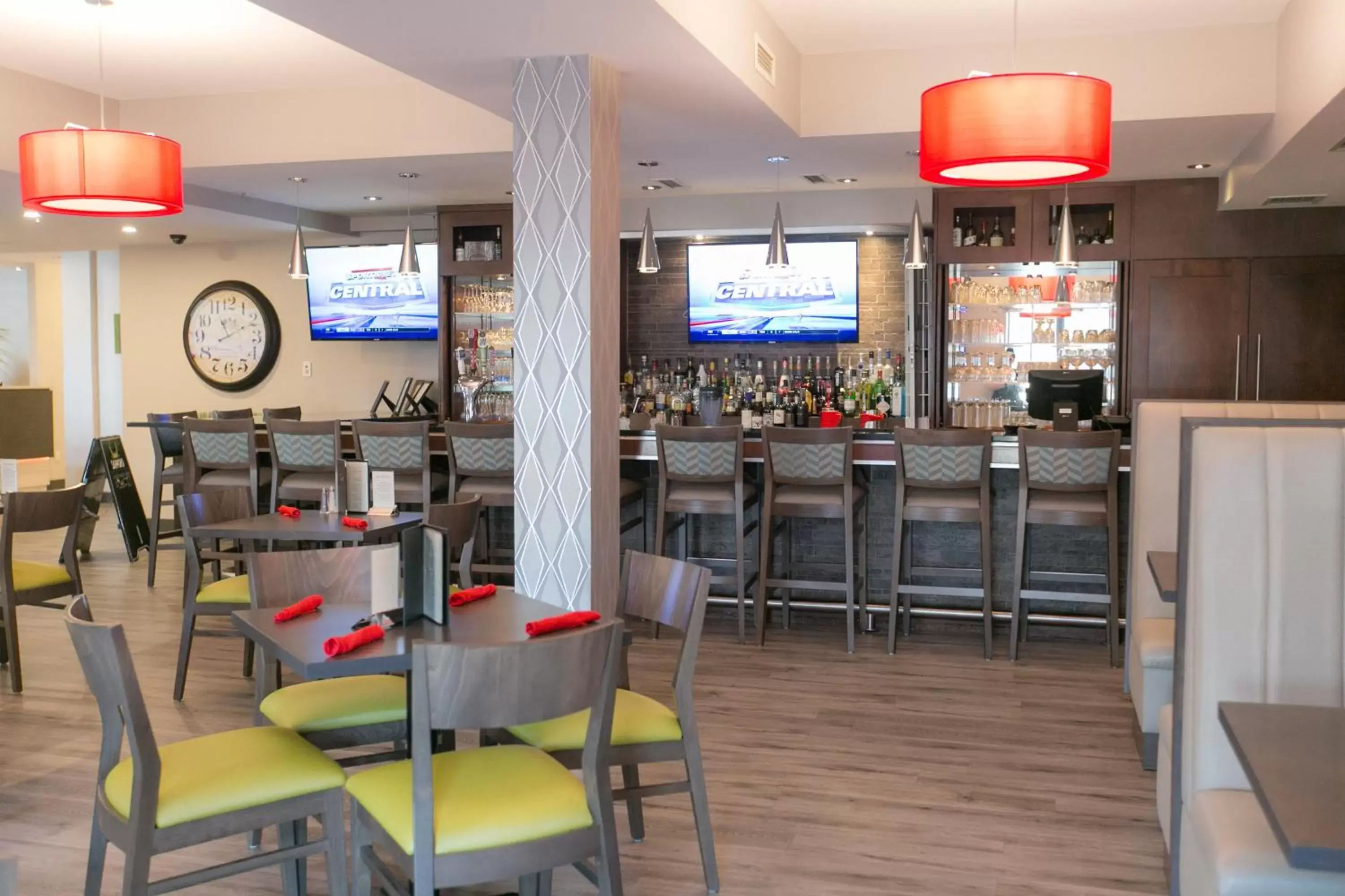 Lounge or bar, Restaurant/Places to Eat in Best Western Dartmouth Hotel & Suites