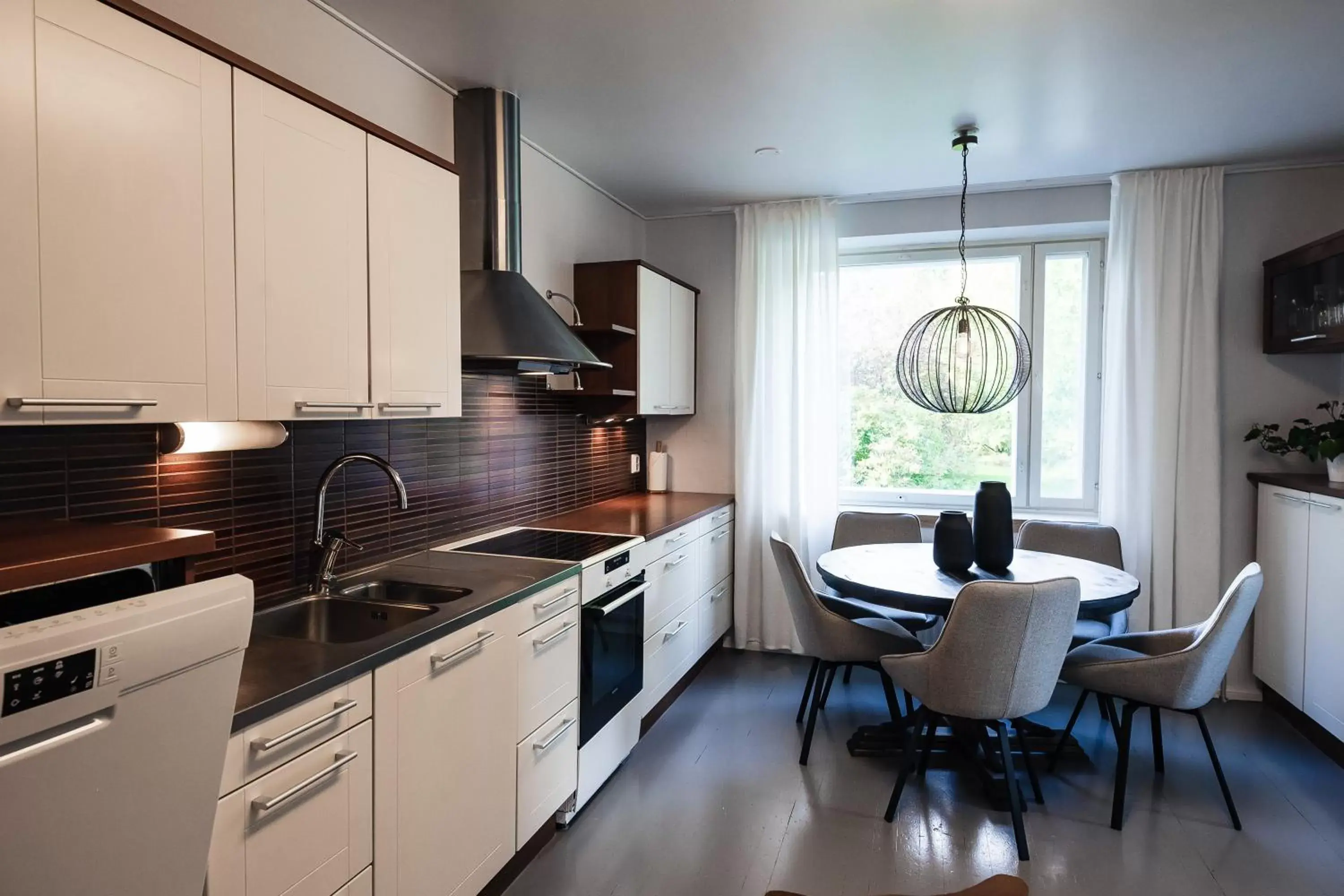 Dining area, Kitchen/Kitchenette in Apukka Resort