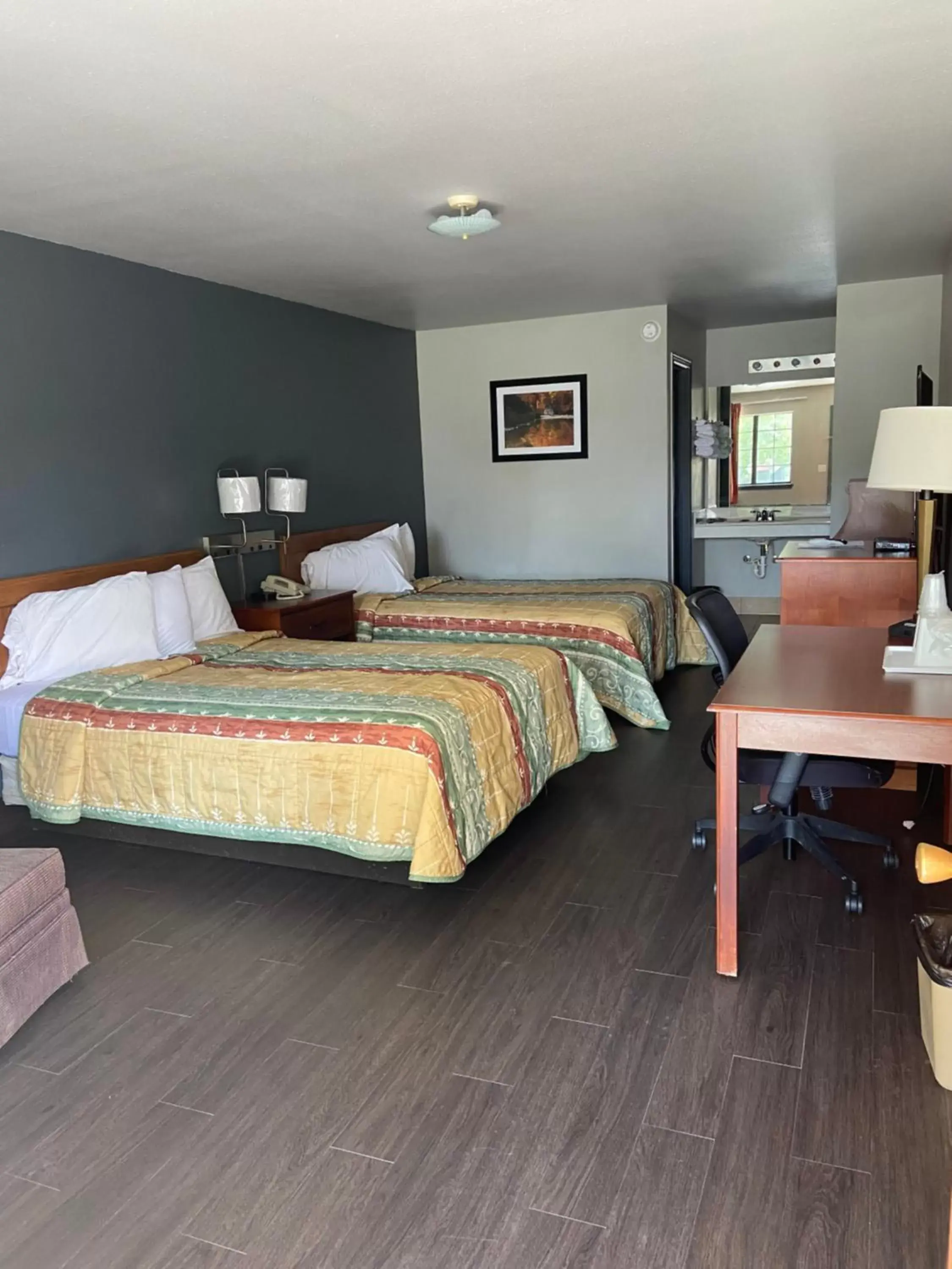 Deluxe Double Room in Redbud Inn Deluxe Double Room in Redbud Inn