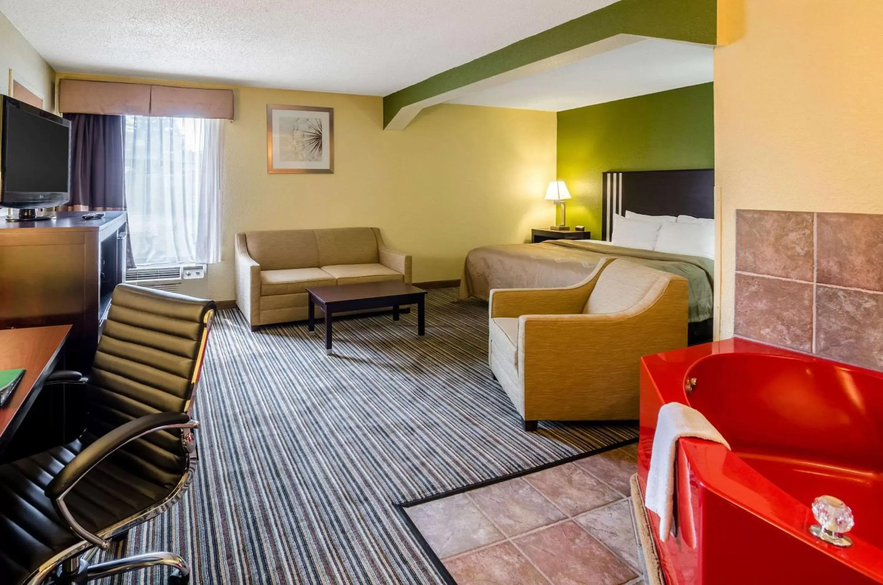 Photo of the whole room, Seating Area in Quality Inn & Suites Wytheville
