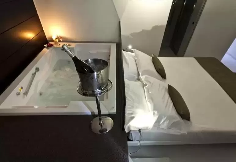 Hot Tub, Bed in Navona Stay