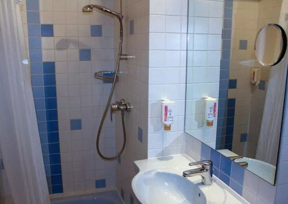 Bathroom in Hotel Am Terrassenufer