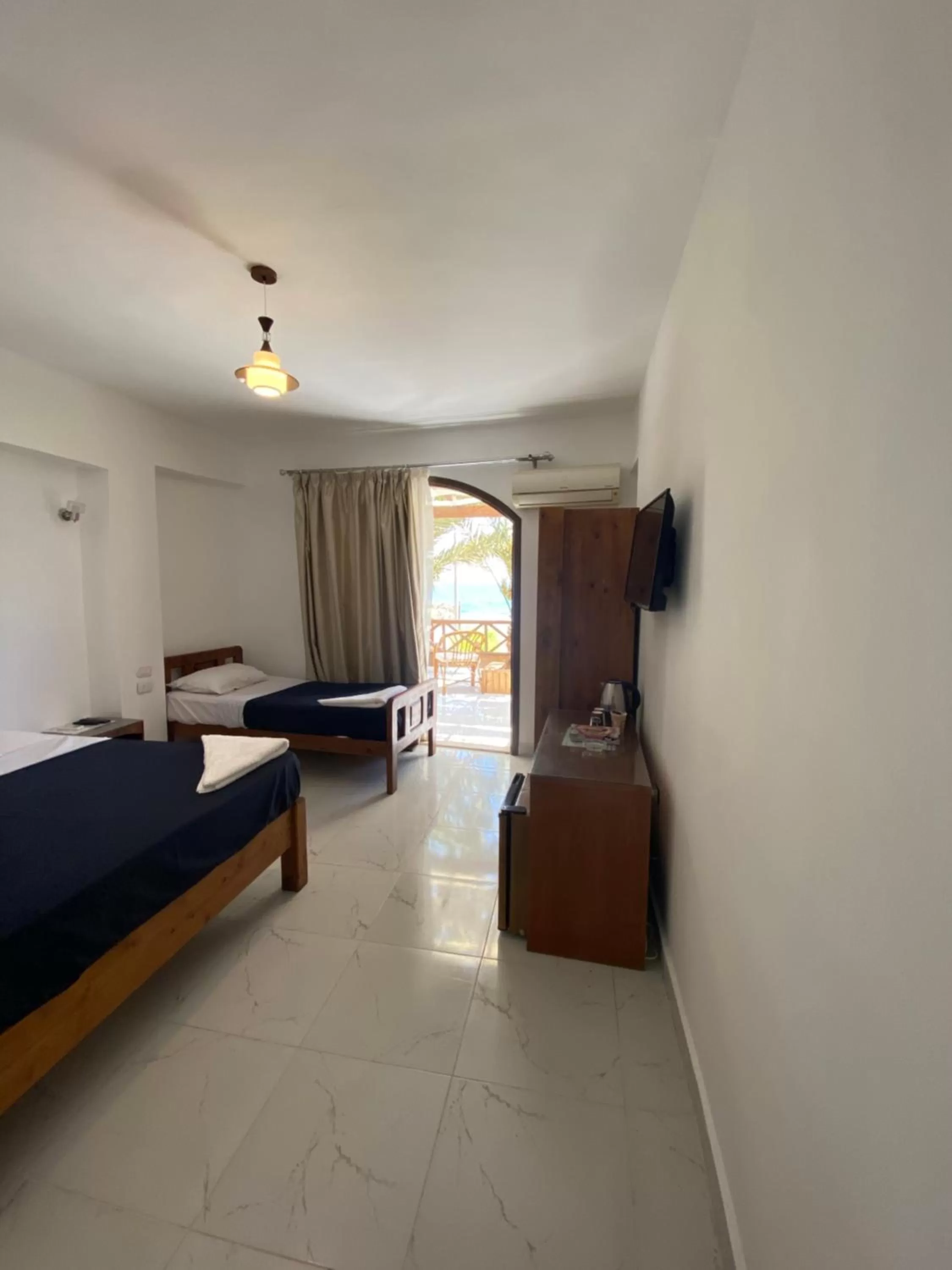 Photo of the whole room, Bed in Penguin Village Dahab