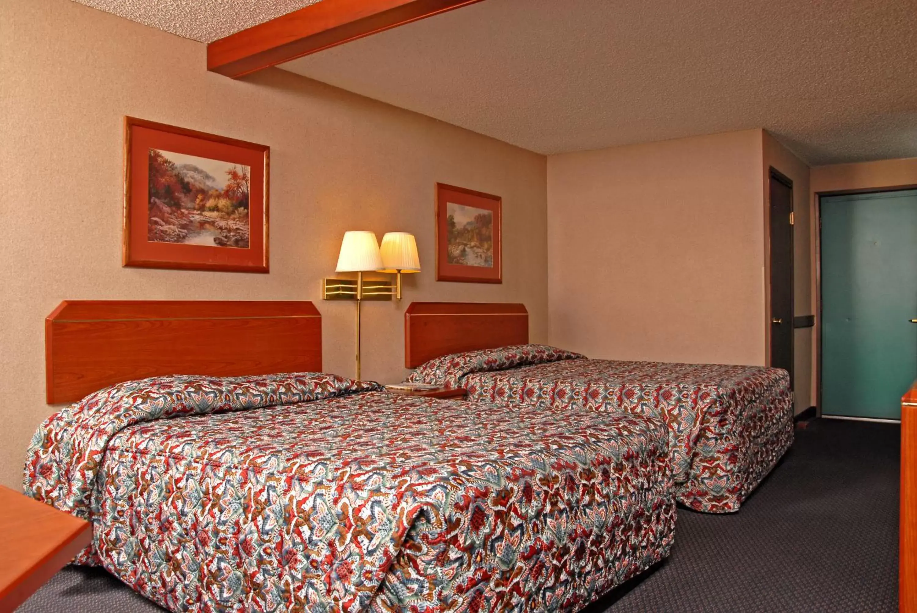 Photo of the whole room, Bed in Redmond Inn