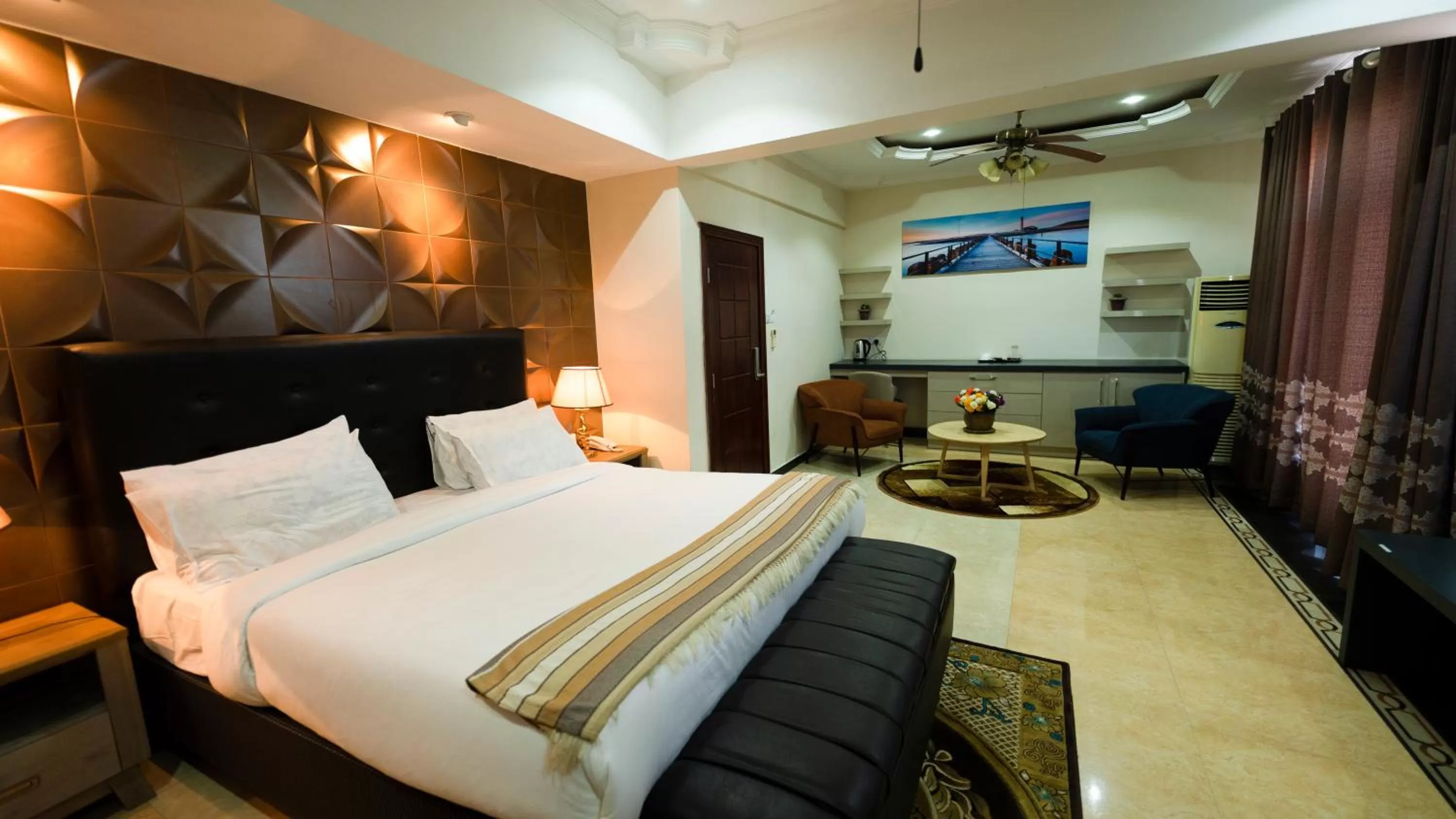 Photo of the whole room, Bed in Lantana Hotel