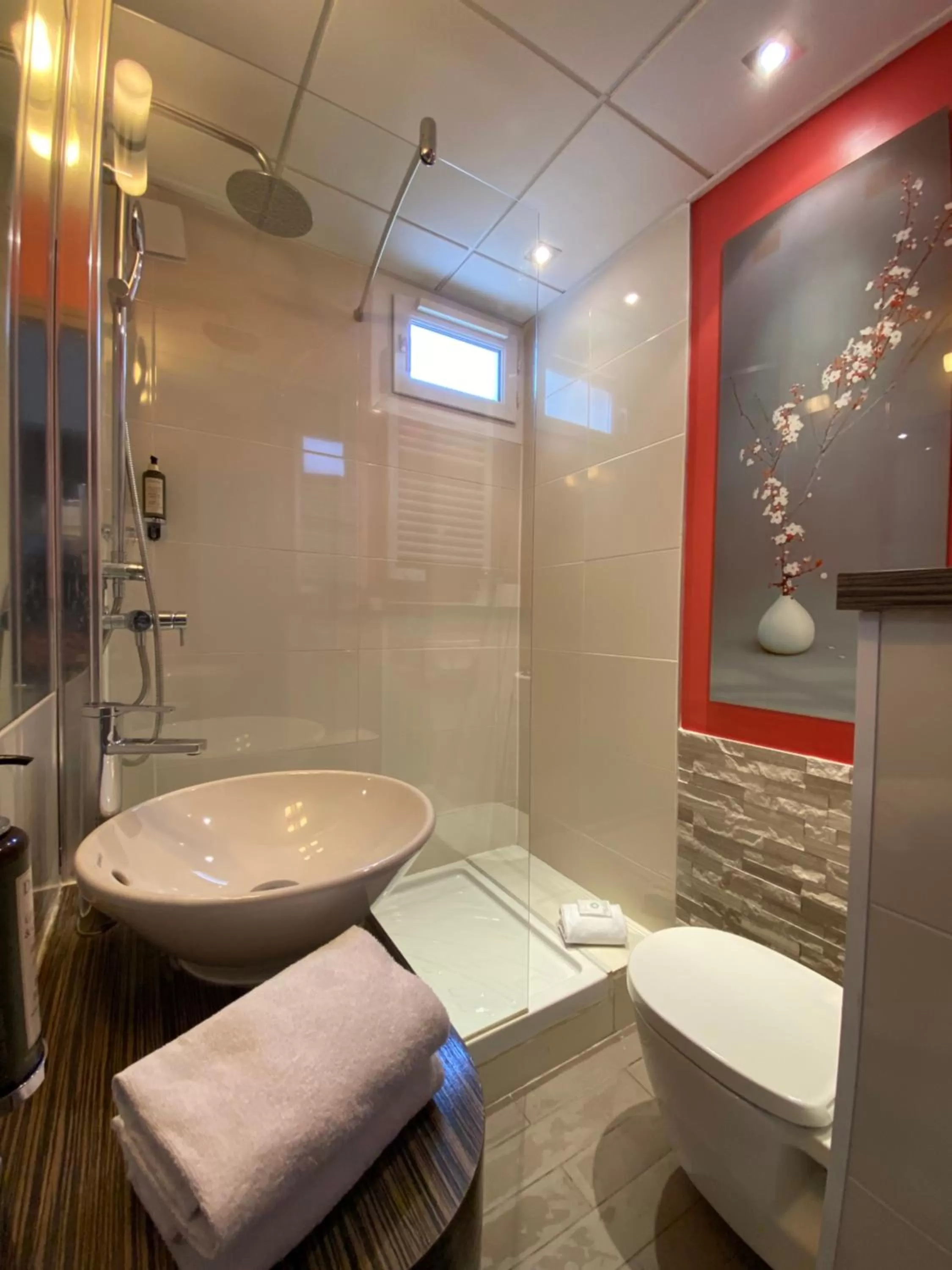 Shower in Best Western Plus Hôtel la Rade