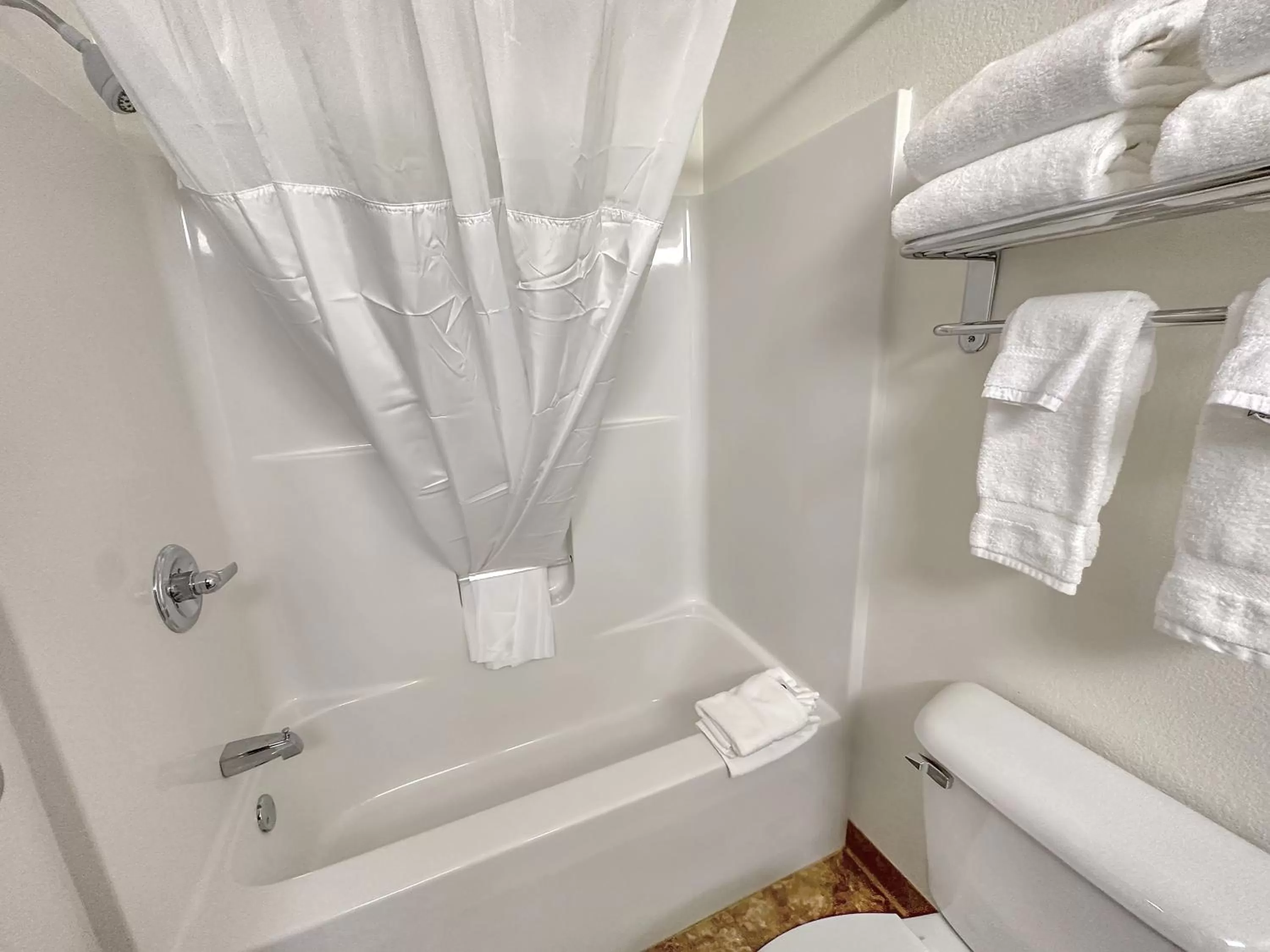 Bath in Estherville Hotel & Suites